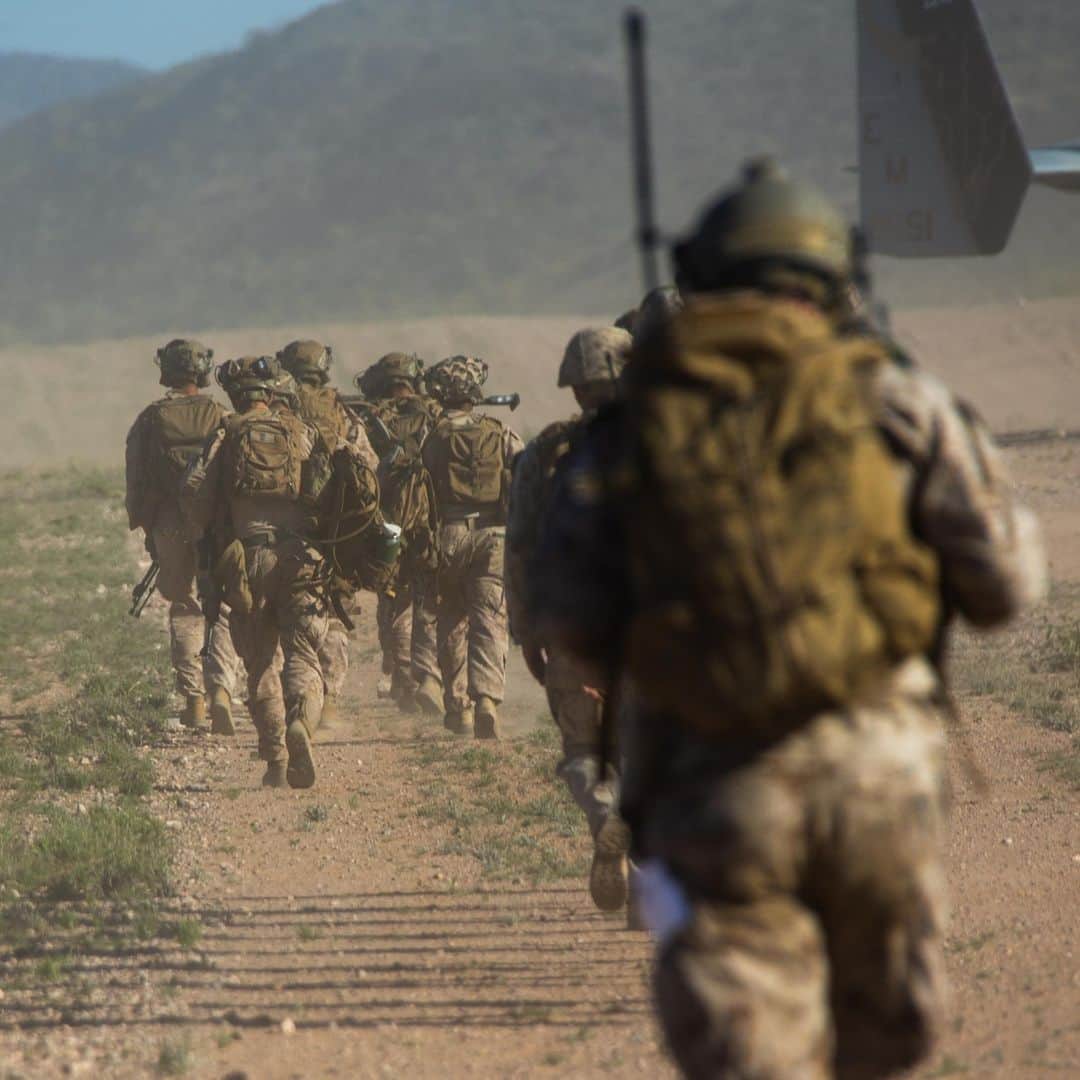 アメリカ海兵隊のインスタグラム：「Load Up  📍 Yuma, Arizona (April 7, 2023)  #Marines with @1stmardiv and @1stmaw_marines utilize an MV-22B Osprey helicopter during Weapons and Tactics Instructor (WTI) course 2-23.  #WTI is a seven-week training event hosted by @mawts_1 providing standardized advanced tactical training and certification of unit instructor qualifications to support #MarineAviation.  📷 (U.S. Marine Corps photo by Lance Cpl. Alejandro Fernandez)  #USMC #Military #aviation」