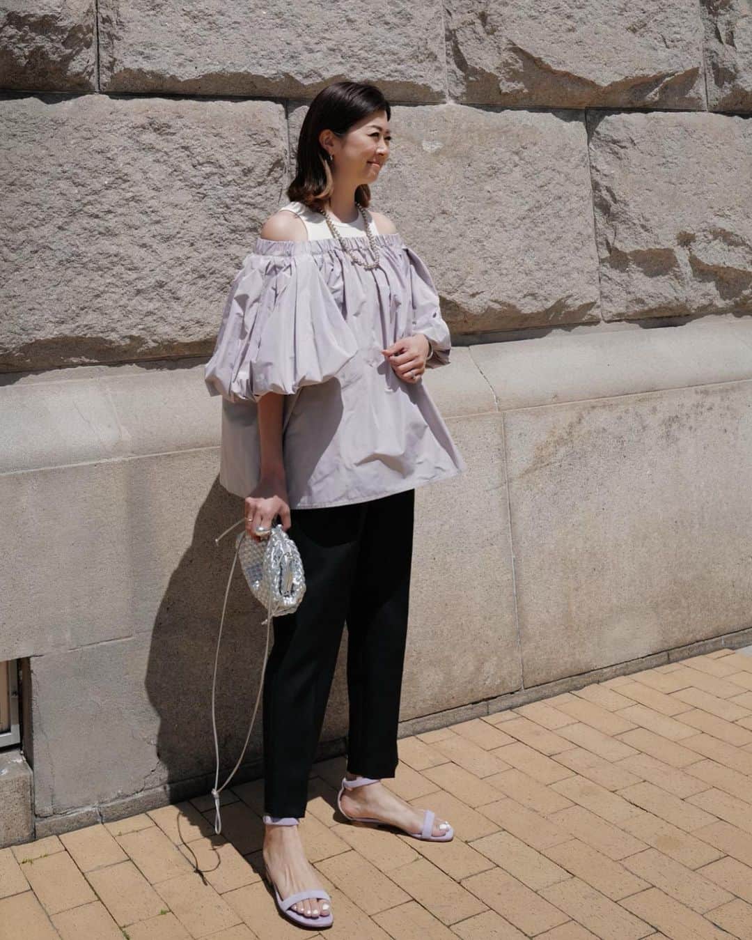 のインスタグラム：「. トレンドのオフショル✨ . 取り入れたいけど 1枚ではまだ少し抵抗あるので タンクとのレイヤードで 気負わず取り入れやすくなりました✨ . メモリー素材でボディラインも拾いにくく ボリュームあるお袖が腕を細く見せてくれるので スタイルアップ効果も期待できます！ . 4.20THU 12:00 in stock . . #MACHATT」