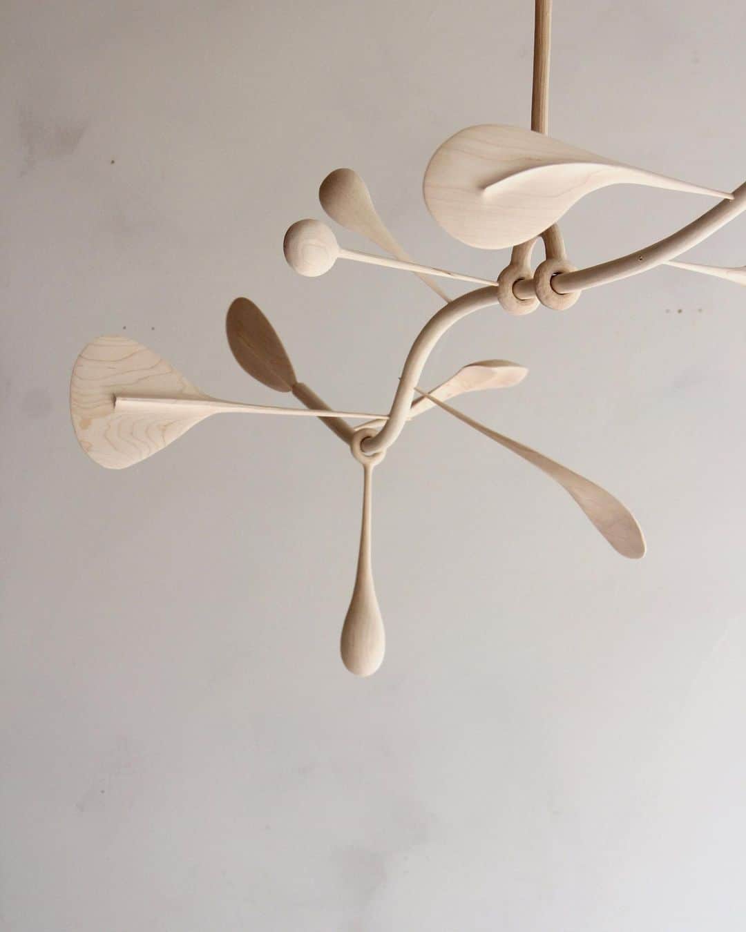 Ariele Alaskoさんのインスタグラム写真 - (Ariele AlaskoInstagram)「asymmetrical curvy sculpture, exactly five feet tip to tip. carved maple and hazelnut.」4月18日 22時47分 - arielealasko
