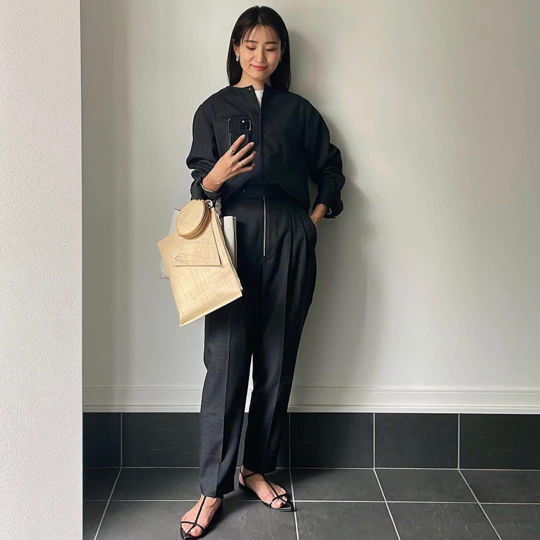 Hiromi Ｍaedaのインスタグラム：「数年前に買ったセットアップ 最近また出番が多い🫶  tops,pants @newans.official #newans pierce,bag @seadsmara #seadsmara shoes @jilsander #jilsander」