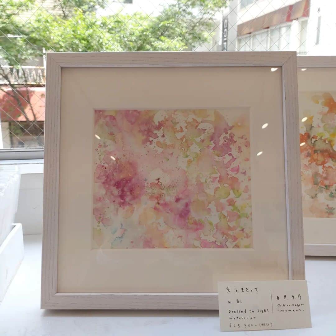 Art Mall（アートモール）さんのインスタグラム写真 - (Art Mall（アートモール）Instagram)「今日の色はこんな感じでした♪  This week's exhibition. Chihiro Meguro solo exhibition 2023.4.18 tue. -4.28 fri. artist : MEGURO Chihiro <Watercolor painter> tue-sat 12pm-8pm  (sun 12pm-5pm)  目黒千尋 個展 −ツキトタイヨウ− 「今日のいろ 心のもよう」 2023年4月18日(火)～4月28日(金) 12:00～20:00（最終日は17:00まで）  #目黒千尋 #めぐろちひろ #ChihiroMeguro #水彩画 #月の絵 #風景画 #郷愁を誘う絵 #空の絵 #夕日の絵 #滲み絵 #アートのある暮らし #アート購入 #インテリアアート #現代アート #日本橋 #三越前 #アートモール #artmall #アートショップ #artshop https://www.artmall.tokyo/」4月18日 22時49分 - artmall_tokyo