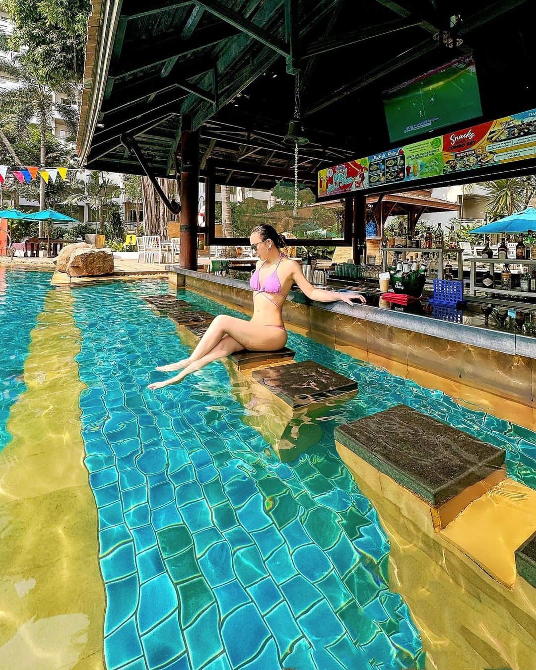 AILIさんのインスタグラム写真 - (AILIInstagram)「All day Pool day👙☀️🌈💜  #thailand #pattaya #pooltime」4月18日 22時52分 - ailimusic