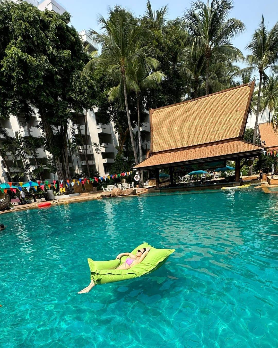 AILIさんのインスタグラム写真 - (AILIInstagram)「All day Pool day👙☀️🌈💜  #thailand #pattaya #pooltime」4月18日 22時52分 - ailimusic