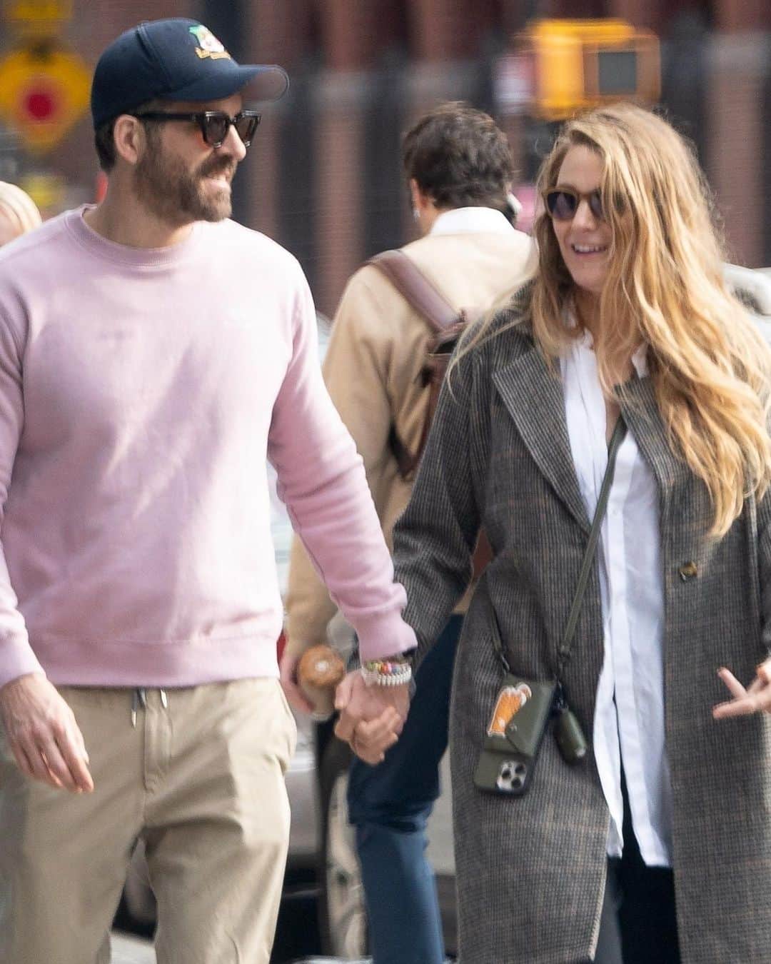 Just Jaredさんのインスタグラム写真 - (Just JaredInstagram)「Blake Lively and Ryan Reynolds got an early start to their day this morning in New York City! See more photos at JustJared.com. #BlakeLively #RyanReynolds Photos: Backgrid」4月18日 22時52分 - justjared