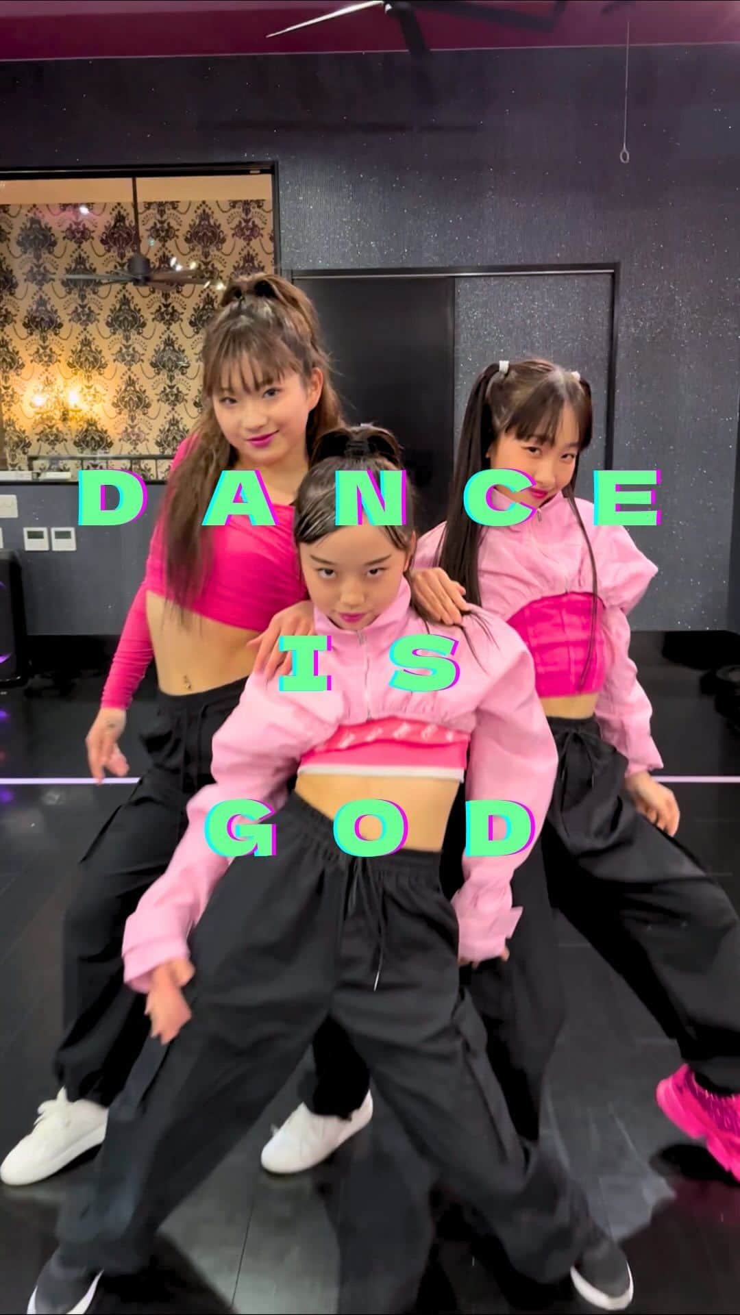 Ruuのインスタグラム：「💚💗🔫DANCE IS GOD🔫💗💚  これも最高に気持ちいい🤯💥❤️‍🔥 そして新中1の3人組がうますぎて驚愕した😳🤯🥵。。 毎日見てるのにしっかり驚かされる、、刺激をありがとう😭💥❤️  @meisa_umeko_ @yuika_s2_baby @meisa_umeko_」