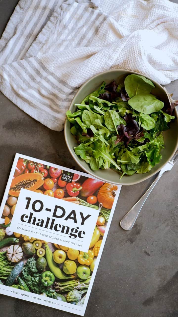 Simple Green Smoothiesのインスタグラム：「SALAD CHALLENGE! 🥗 For ten days, celebrate Spring with fresh salads using seasonal ingredients.  📖 Get the cookbook at 20% OFF  👩‍🍳 Make fresh plant-based salads 😄 Enjoy a healthy lunch each day  Add the 10-Day Challenge Cookbook to your collection and complete the salad challenge this season!  👉 Click the link in bio for the cookbook  #healthyeating #healthyrecipes #springrecipes #saladchallenge #homemadedressing #healthysalads #springsalads #challengecookbook」