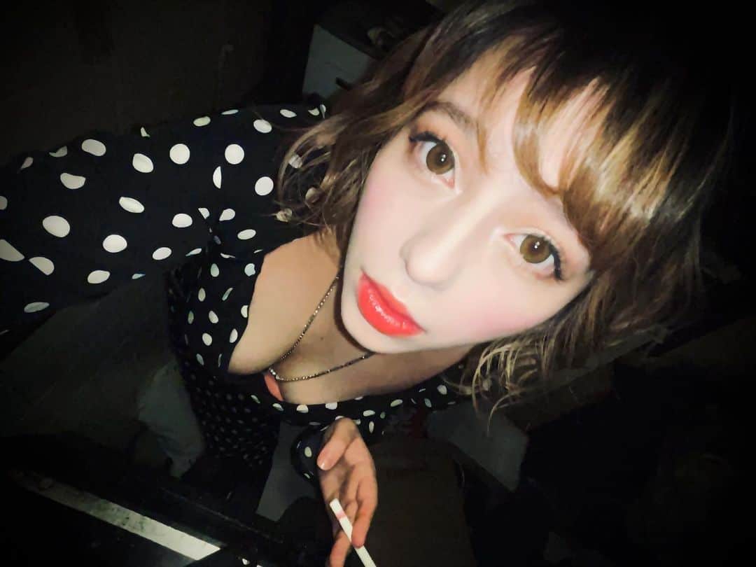 ハンナのインスタグラム：「ヤケになって シャケになって 水の中で不貞腐れて  石のように冷えた身体 気持ちいいなぁ流されるのは」