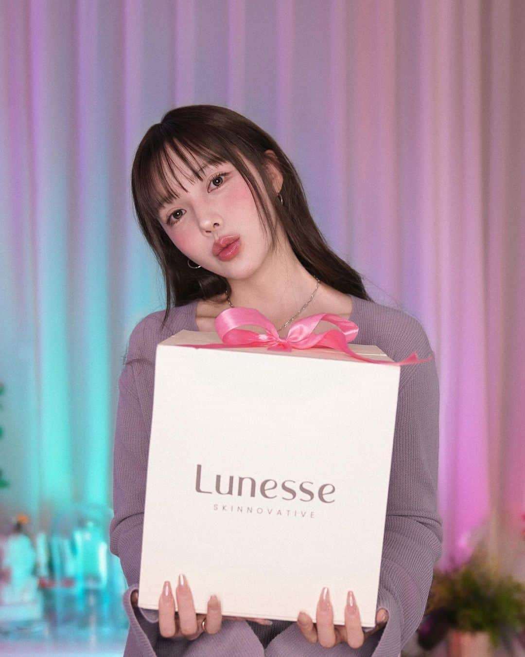 ポニーさんのインスタグラム写真 - (ポニーInstagram)「#광고  @lunesse.official sent me this beautiful PR box as a gift!🎀 I received their product range and I have been testing them since then! - I always test my products first before sharing with you all!  Due to my dry skin, this 24H Moisture Skin Balancer Cream caught my eye immediately. As the weather is changing, so is my skin condition!  I love how the product is equipped with a Hydra Lock Formula to keep my skin hydrated all day without it feeling tight or dry. I also really like how silky and smooth the texture of the product is.☁️  ✨The key ingredient for this product is 5% Niacinamide and Triple Hyaluronic Acid.   With this cream, there is no need for you to use an additional hyaluronic acid serum. I think it’s great to use it either day or night or whenever your skin feels unbalanced for special care!   @lunesse.official 루네스에서 PR 박스를 선물로 받았어요!🤍 받아 본 제품들 전부 꾸준히 테스트하고 있어요:) 환절기라 피부 상태도 예민하고 건조해서 24H 수분 스킨 밸런서 크림을 가장 먼저 사용해 봤어요!  하이드라락 포뮬러 제품으로 피부가 당기거나 건조하지 않게 도움 주고 무거운 느낌 없이 하루 종일 촉촉하게 유지되는 느낌의 크림이에요☁️ 5% 나이아신아마이드와 트리플 히알루론산이 핵심 성분으로 들어가 있는데, 텍스처가 엄청 부드럽고 기름기 없이 매끄럽게 마무리돼요!  트리플 히알루론산이 들어가 있어서 히알루론산 세럼을 추가로 사용할 필요가 없고, 낮/밤 구분없이 사용하기 좋은 제품이에요!  #Lunesse #PonyforLunesse #skincareroutine #skinvestmentstartshere」4月19日 12時00分 - ponysmakeup