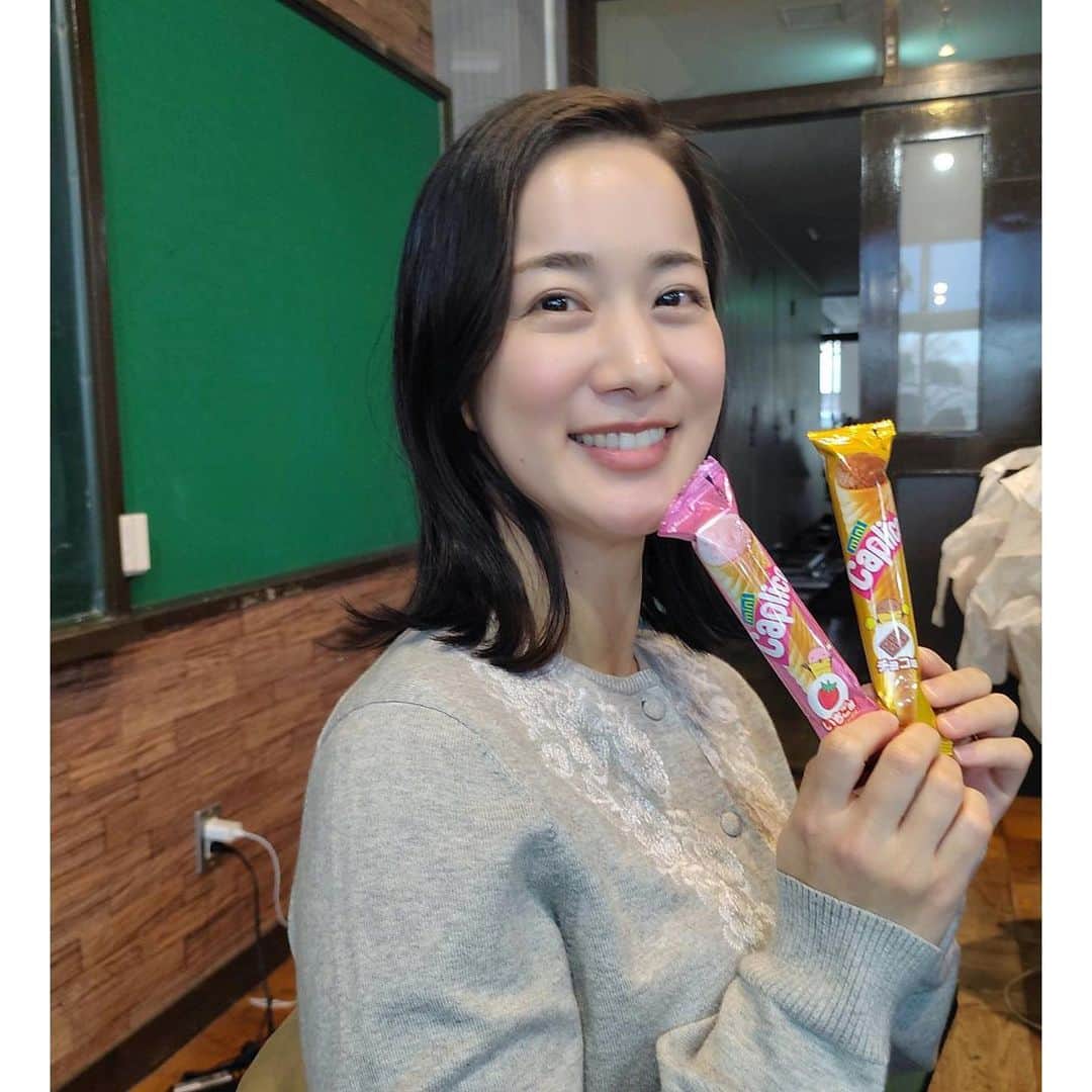 納富有沙さんのインスタグラム写真 - (納富有沙Instagram)「. - ̗̀ 📢💭お知らせです！  テレビ朝日 オジドラサタデー 「帰ってきたぞよ！コタローは1人暮らし」第2話に出演します。 コタローくんのお友達ソウタくんのママ役です☺️ 4月22日(土)夜11時〜 ぜひご覧ください！  産後復帰作が早速のママ役で嬉しかったな〜💞 みなさんお楽しみに🫶  写真は現場のお菓子を食べようとする私と、山本舞香さんが差し入れしてくださったとっても美味しい苺です😊🍓 . . . #コタローは1人暮らし #帰ってきたぞよコタローは1人暮らし #オシドラサタデー #テレビ朝日」4月18日 22時58分 - arisa_noutomi