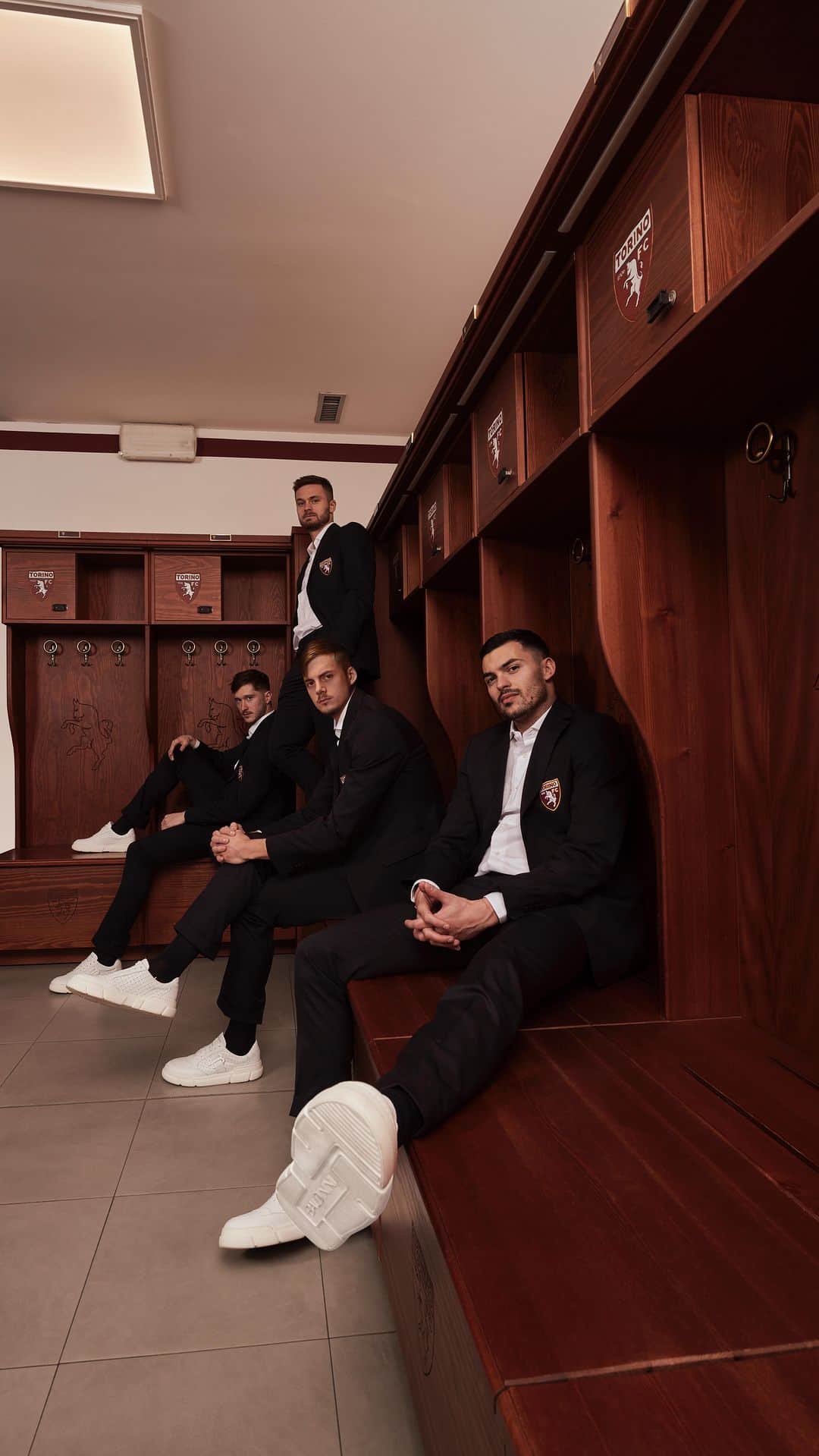 トリノFCのインスタグラム：「Tradizione e innovazione italiana 👟  @baldininiofficial è l’Official Shoes  Supplier del Torino FC 🐂  #SFT」