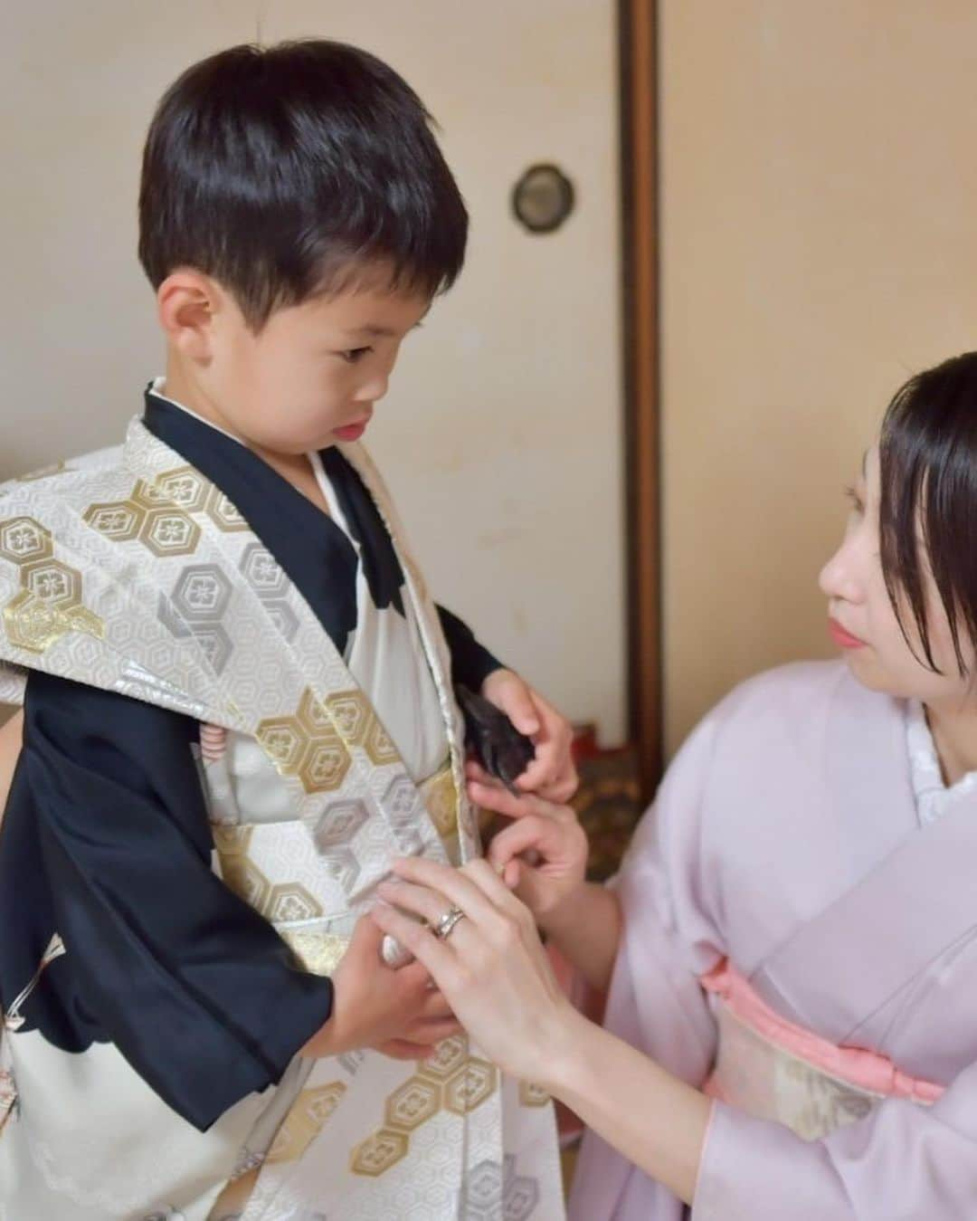 珠華ゆふさんのインスタグラム写真 - (珠華ゆふInstagram)「今日、念願叶って2人の七五三のお参りに行くことができました❤️  今日のために母に和裁を教え、着付けまでしてくださったIさん✨(素敵な反物を持っていらっしゃって、宝塚にいた時のお着物もたくさん仕立ててくださいました🥺) 良い表情が撮れるように和むトークで根気強く最高の瞬間をおさめてくださったカメラマンのSさん✨ 家族全員の髪をかっこよくカットしてくれたひかるちゃん✨ 着付け中に子どもたちをあやしてくれた妹✨ ずっと付き添ってくれた父✨ そして、私のすみれ売りの着物を和華の着物に仕立て直してくれ、今日の一大イベントが成功するように沢山準備してくれた母✨ みんなの協力のお陰で最高の思い出ができました🥺 本当に帰国できてよかった🥲  お気に入りの写真をアップします！お付き合いくださいませ💓  #宝塚 #宝塚og #コーチング #メンタルコーチング #メンタルトレーニング #宝塚受験 #サンフランシスコ #ベイエリア#アメリカ生活」4月18日 23時00分 - yufu_tamahana