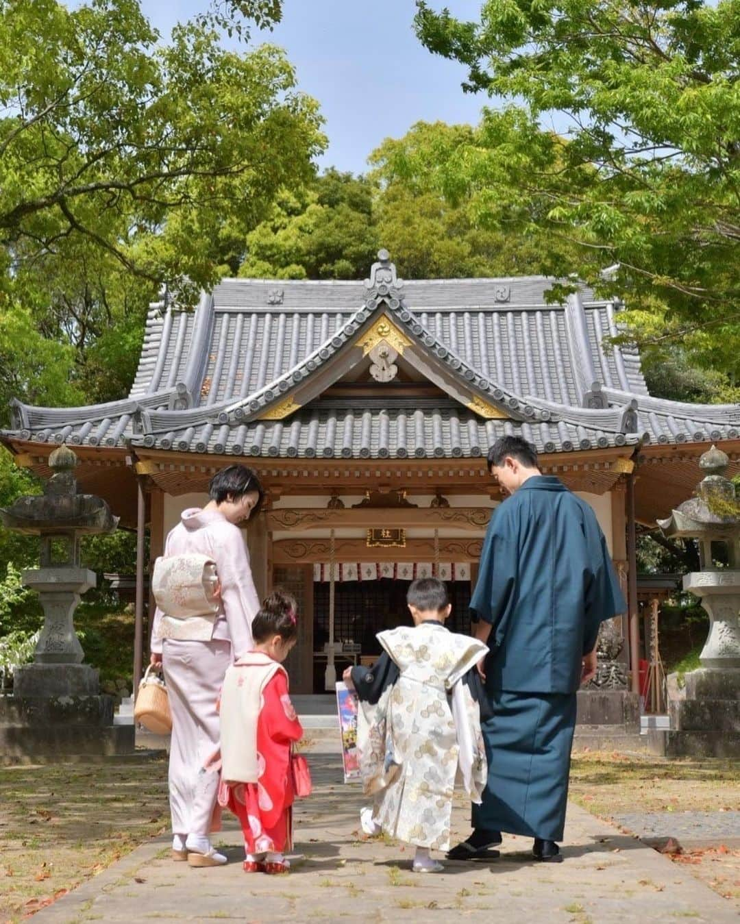 珠華ゆふさんのインスタグラム写真 - (珠華ゆふInstagram)「今日、念願叶って2人の七五三のお参りに行くことができました❤️  今日のために母に和裁を教え、着付けまでしてくださったIさん✨(素敵な反物を持っていらっしゃって、宝塚にいた時のお着物もたくさん仕立ててくださいました🥺) 良い表情が撮れるように和むトークで根気強く最高の瞬間をおさめてくださったカメラマンのSさん✨ 家族全員の髪をかっこよくカットしてくれたひかるちゃん✨ 着付け中に子どもたちをあやしてくれた妹✨ ずっと付き添ってくれた父✨ そして、私のすみれ売りの着物を和華の着物に仕立て直してくれ、今日の一大イベントが成功するように沢山準備してくれた母✨ みんなの協力のお陰で最高の思い出ができました🥺 本当に帰国できてよかった🥲  お気に入りの写真をアップします！お付き合いくださいませ💓  #宝塚 #宝塚og #コーチング #メンタルコーチング #メンタルトレーニング #宝塚受験 #サンフランシスコ #ベイエリア#アメリカ生活」4月18日 23時00分 - yufu_tamahana