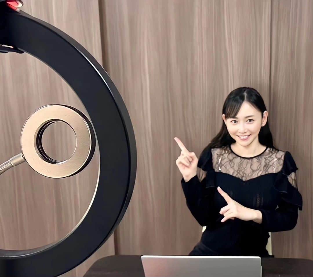杉原杏璃のインスタグラム：「こもって撮影を！  今日も一日、こもって動画撮影と連載ものの仕上げを✏️  ほんとにパソコン💻で変換変換....  実際紙に書こうと思うと📝漢字が全然出てこなくて困ってます😂  という事で！！  全然関係ないですが、1ヶ月で2キロ落とすダイエットに入ります💪⤴︎  運動だったり色々あると思いますが、食生活が一番ダイレクトに効く！！  綺麗な筋肉をつけるのはそのあと。。。  というかお腹の皮下脂肪を落とせば自然と腹筋もほんのり出てくるし。  運動はキツくない継続できることを少しやってれば良いでしょ派✋なので。  お鍋🍲か野菜たっぷりなお味噌汁か刺身こんにゃくを食べる日々開始です。  続けるのがキツいだけで至ってシンプルを続けるのみ‼️  とは言え...  ダイエットは仕事でも関係してない限りストイックにやろうとは思いませんけど  やっぱり太るものが美味しいもんねー❤️  #杉原杏璃 #sugiharaanri #anrisugihara #Japanese#girl #グラビア#グラドル#glamor#gravure#hot#asian #LINEVOOM #株主優待 #資産運用 #株式投資 #動画撮影 #ダイエット #ダイエットスタート」