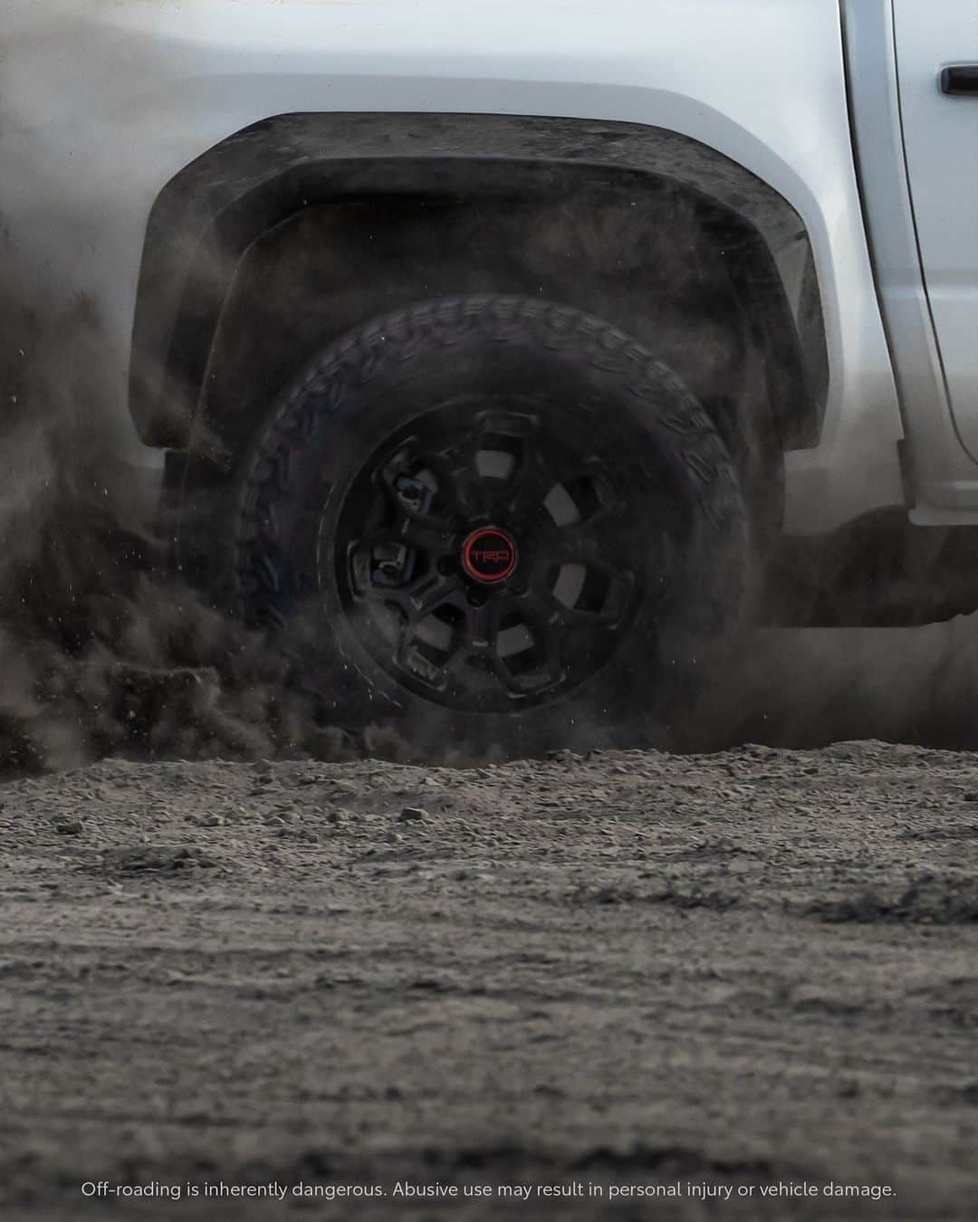 toyotausaさんのインスタグラム写真 - (toyotausaInstagram)「Off-road ability meets on-road performance. The all-new 2024 Toyota #Tacoma is coming soon... 👀  @fox #TacoTuesday #LetsGoPlaces」4月18日 23時02分 - toyotausa