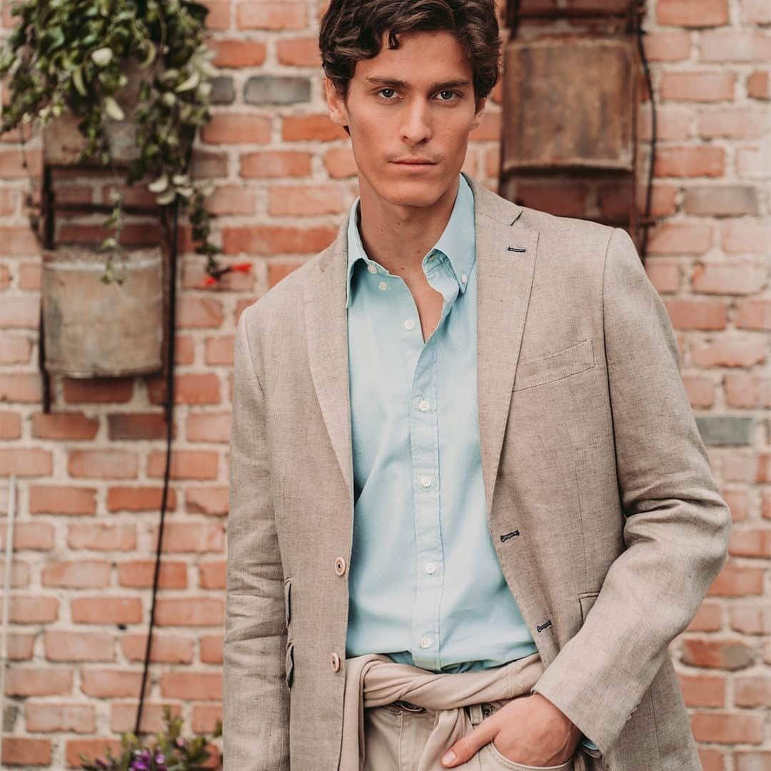 エルガンソのインスタグラム：「#Americanas Americana de hombre con tejido liso confeccionada en 100% Lino  Men's blazer with smooth fabric made of 100% Linen」