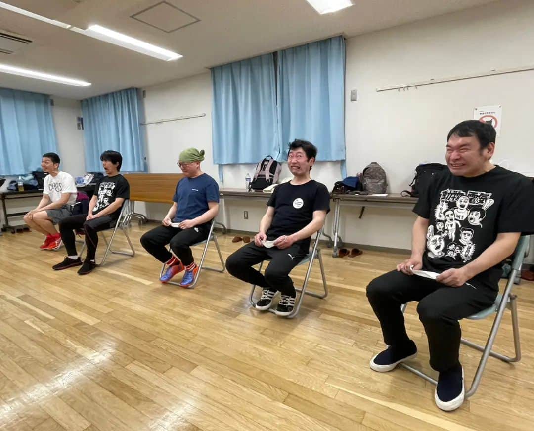 小林健一のインスタグラム：「動物電気30周年記念公演 「念力！山動く」の稽古が 始まりました。 これは顔の筋肉を動かす基礎訓練。 こんなのもやるんです。 小劇場っぽいでしょう？ #動物電気 #念力山動く」