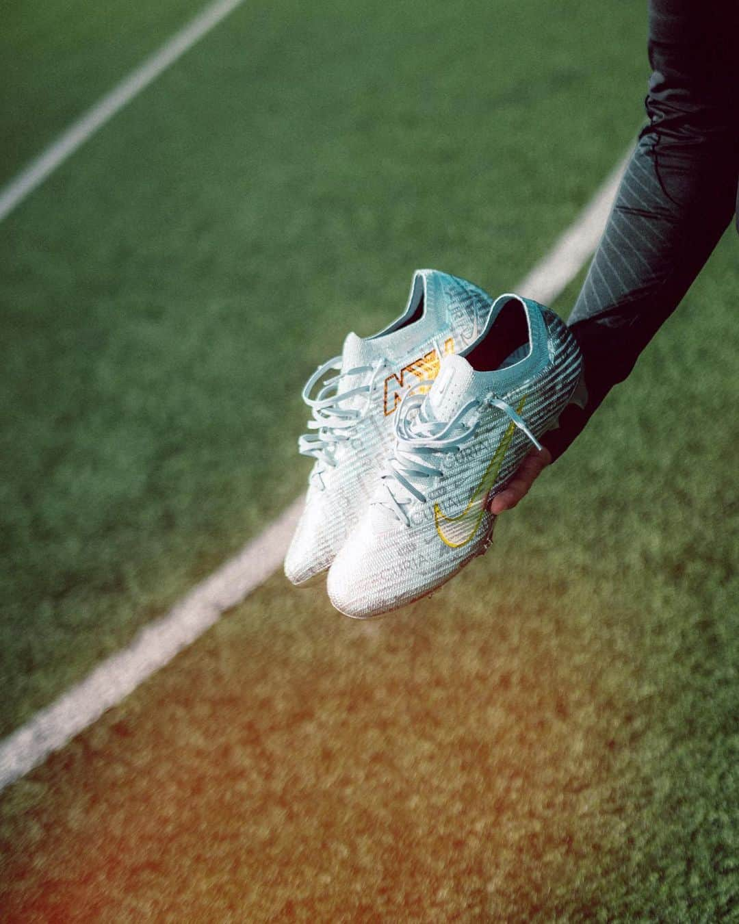 ナディアム・アミリさんのインスタグラム写真 - (ナディアム・アミリInstagram)「Speed as its soul 🌬 #NikeFootball #11teamsports #MercurialXXV」4月18日 23時07分 - nadiemamiri18