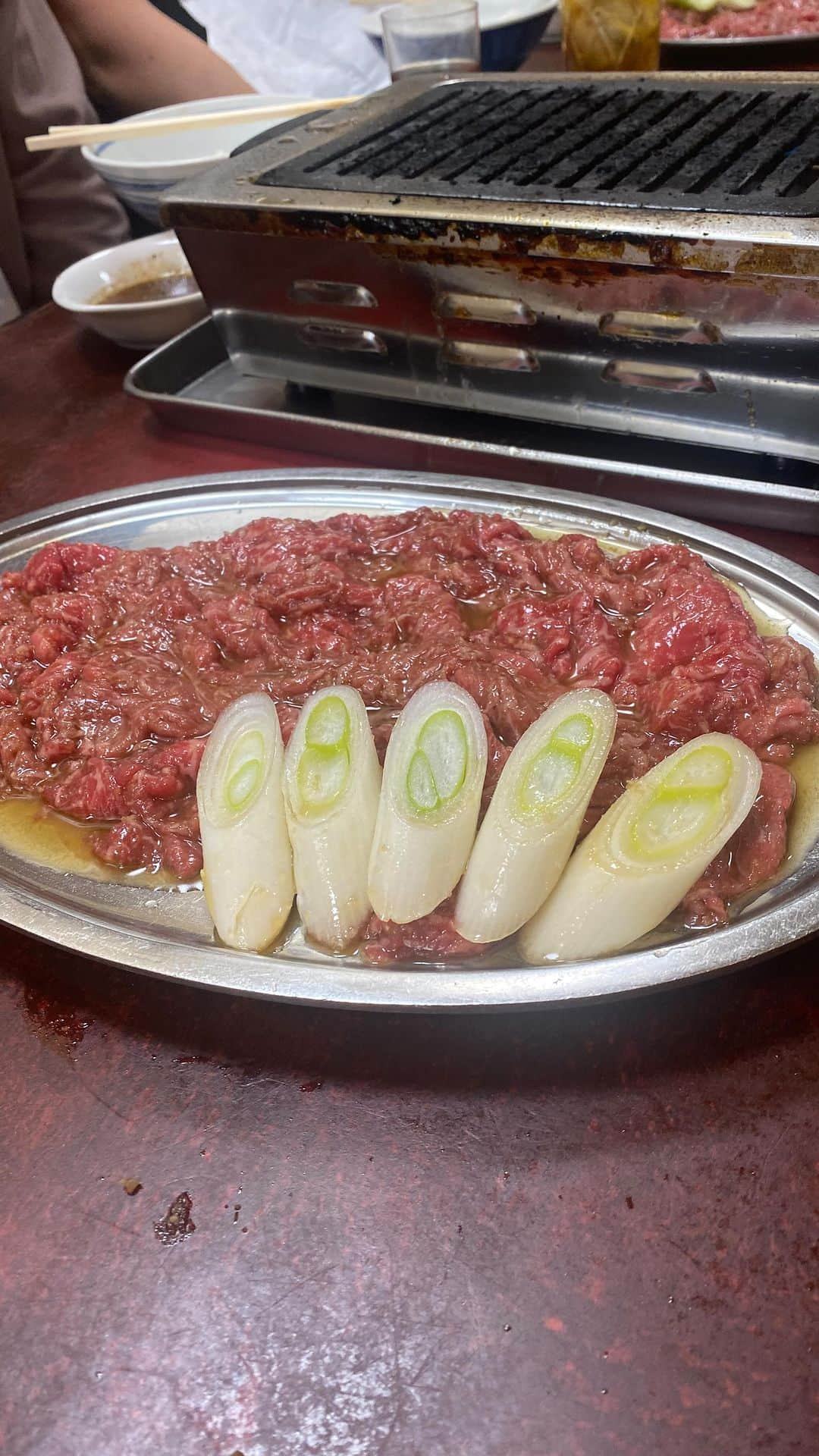 東京肉レポートのインスタグラム：「This mouth watering yakiniku can be found in the middle of a major city in Tokyo ! Thank you @66shuki for having me ! Can’t wait for the next visit !   内装が豪華なわけでも、質に秀でた肉が出てくるわけでもない、それでも歴史が積み重ねられたお店の雰囲気と、抜群の味付けで、心を揺れ動かす焼肉が楽しめます！  価格帯：7,000〜12,000円 オススメメニュー：ハラミ、ロース  #都内某所 #東京グルメ #焼肉 #肉 #タン #ハラミ #和牛 #牛 #グルメ #東京肉レポート #肉レポ #tokyo #tokyogourmet #yakiniku #teppanyaki #wagyu #steak #beef #instafood #food #foodie #barbecue #bbq #tokyo #tokyo_wagyu_report」