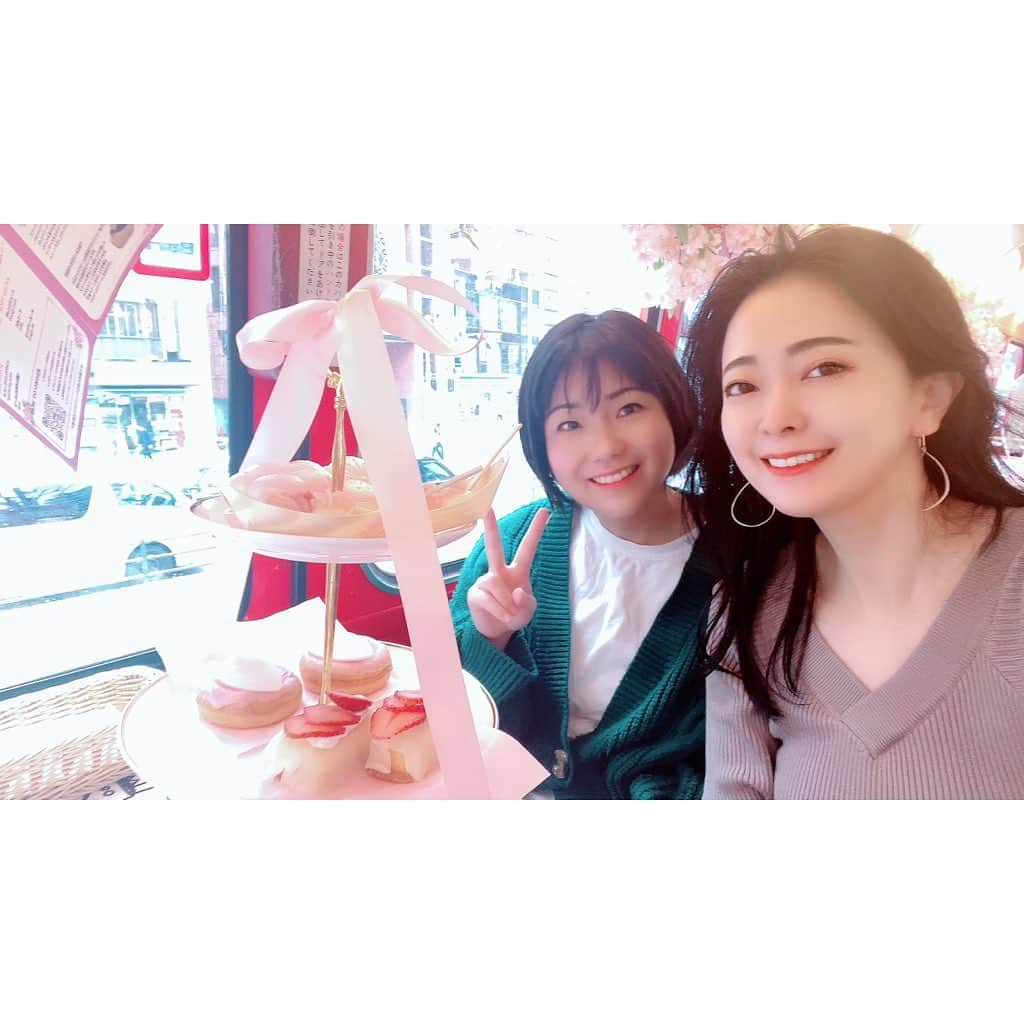 榎本温子さんのインスタグラム写真 - (榎本温子Instagram)「オリエちゃんとアフタヌーンティーバスなるものに乗ったよ。時期が良ければ桜が見えたんだろうけど、バスで走るだけでもすごく楽しかったし、アフタヌーンティーの味も良かった。飲み物も飲み放題！あっという間の90分間でした。季節でメニュー変えてるみたいだからまた乗りたいな。店員さん達のサービスがとても良かったです☺️表参道から出発しました！  #アフタヌーンティーバス #アフタヌーンティー #東京観光 #Tokyo #afternoonteabus #オリあつ #ヌン活 #tokyosightseeing」4月18日 23時10分 - atsuko_bewe