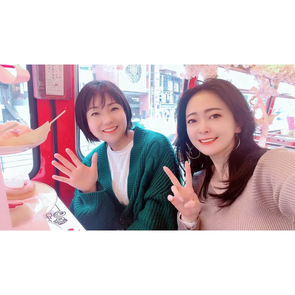 榎本温子さんのインスタグラム写真 - (榎本温子Instagram)「オリエちゃんとアフタヌーンティーバスなるものに乗ったよ。時期が良ければ桜が見えたんだろうけど、バスで走るだけでもすごく楽しかったし、アフタヌーンティーの味も良かった。飲み物も飲み放題！あっという間の90分間でした。季節でメニュー変えてるみたいだからまた乗りたいな。店員さん達のサービスがとても良かったです☺️表参道から出発しました！  #アフタヌーンティーバス #アフタヌーンティー #東京観光 #Tokyo #afternoonteabus #オリあつ #ヌン活 #tokyosightseeing」4月18日 23時10分 - atsuko_bewe