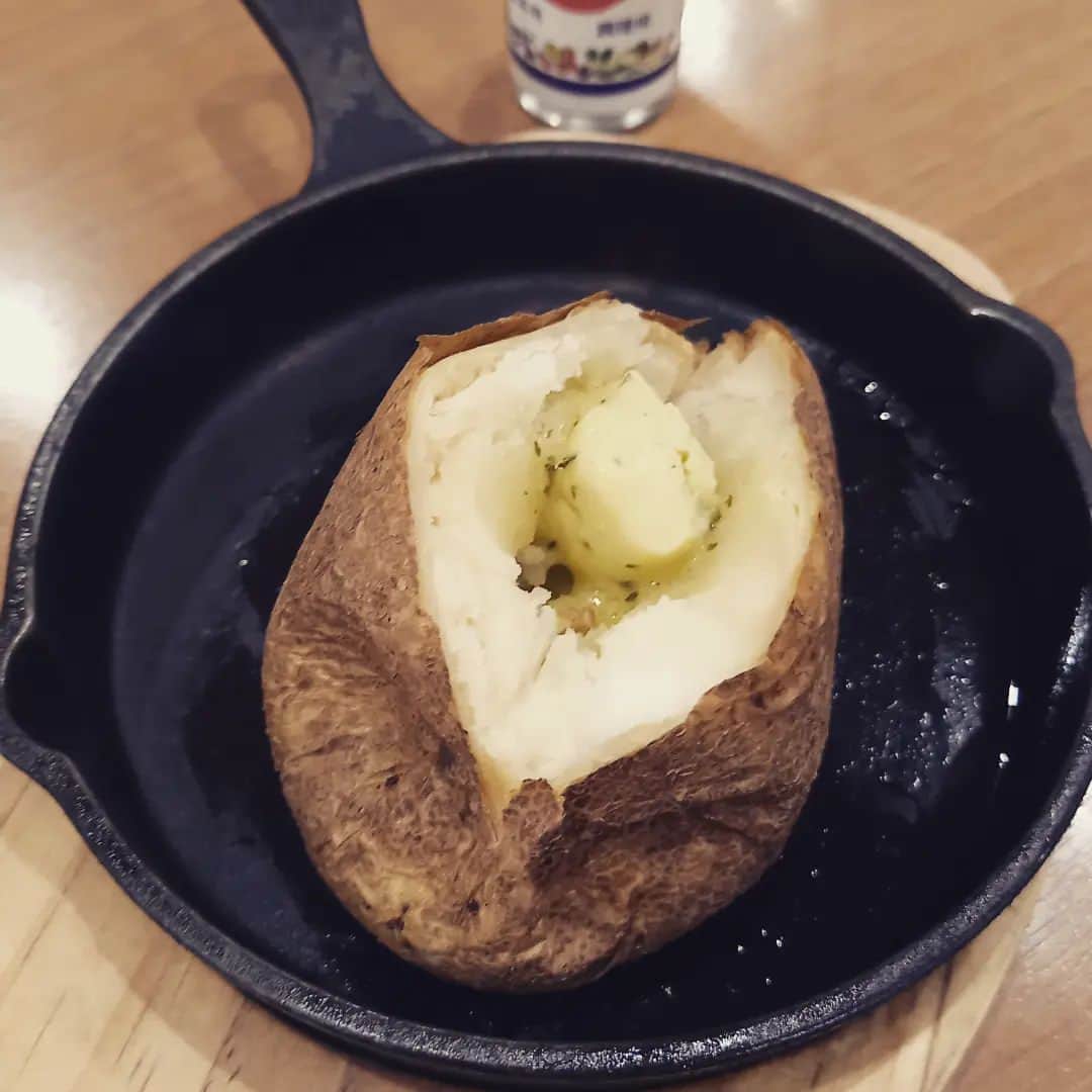 塩原康孝のインスタグラム：「今日１日茨城県にいたんですけど 人々が誰も生き急いでない生活というのかすごいゆっくり時間が流れてて それでもしっかり人々の生活が成り立っていて 普段どれだけ自分がせかせかしてるのかよくわかった日でした。  なんかよくわからないけど気持ちがすごくリセットされた日になりました。  目的はそこじゃなかったんですけど、結果的にものすごく良い１日でした。  10年ぶりくらいに訪れた茨城県、またライブもしにいけたらいいな。  おいしかったポテト。」