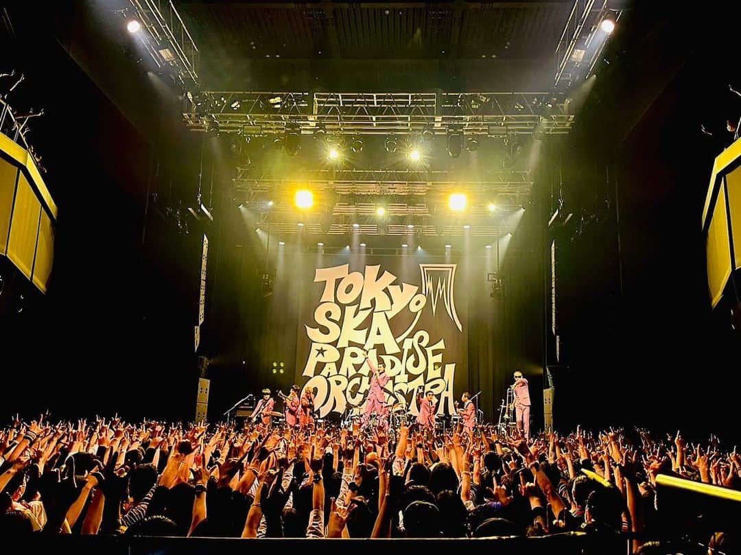 東京スカパラダイスオーケストラさんのインスタグラム写真 - (東京スカパラダイスオーケストラInstagram)「🚩Zepp Shinjuku🚩 こけら落とし公演終了🙏  1曲目から盛り上がりが凄くて メンバーも終始大興奮でした🔥  ゲストに迎えた #長屋晴子 さんと2曲初生披露🌸 💿#青い春のエチュード 💿Paradise Has No Border  こけら落としという貴重な瞬間を 皆さんと共有できて嬉しかったです🙌 #スカパラ #緑黄色社会」4月18日 23時15分 - tokyoska_official