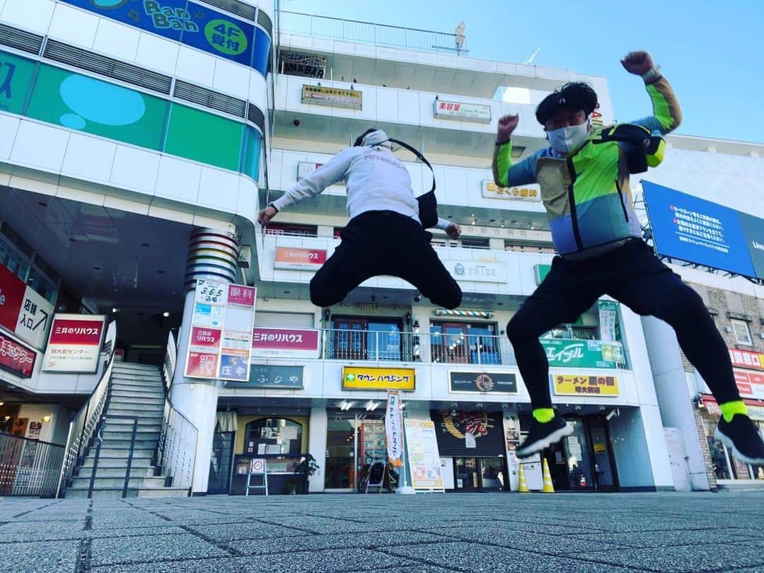 のインスタグラム：「20代の頃、日村さんと2人で住んでいた明大前でジャンプ。 当時はこんな日が来るなんて思っていませんでした。」