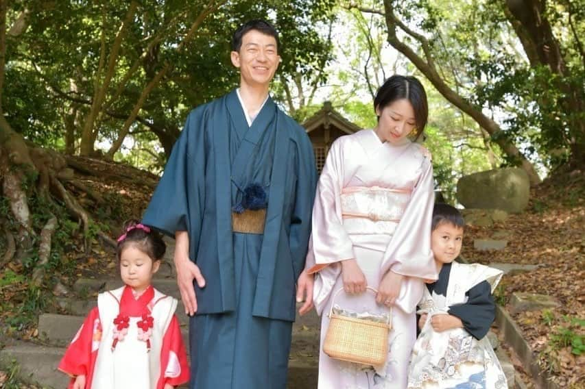 珠華ゆふさんのインスタグラム写真 - (珠華ゆふInstagram)「①子どもたちが飽きてきた頃に夫婦でも撮っていただきました✨ ②と思ったら1人ちょこちょこ寄ってきて ③もう1人もやってきて ④結局家族写真☺️  #宝塚受験 #宝塚 #宝塚og #サンフランシスコ #ベイエリア #アメリカ生活 #メンタル #コーチング #メンタルコーチング #メンタルトレーニング #パフォーマンスアップ #一時帰国」4月18日 23時16分 - yufu_tamahana