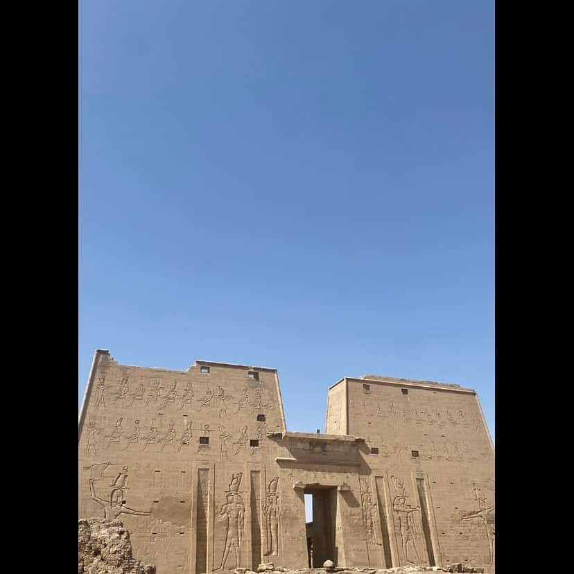 ダンドイ舞莉花さんのインスタグラム写真 - (ダンドイ舞莉花Instagram)「2年9ヶ月。  1年4ヶ月。  エジプトの空は真っ青だよ。  太陽もぴっかぴかだよ。  エドフ神殿の上に広がる綺麗な青空。  2000年以上前に建てられた神殿がこうして残ってるのがすごい！  きっと2000年後も？！  そしてナイル川では、馬がお風呂タイムしてたり🐎😂  マーケットですれ違う色んな人たちが皆、 Hello!! って笑顔で挨拶してくれて。  世界は広くて、無限で、愛に溢れてるんだなぁと、すごく感じる日々。  🌸🐎」4月18日 23時19分 - mdandoy18