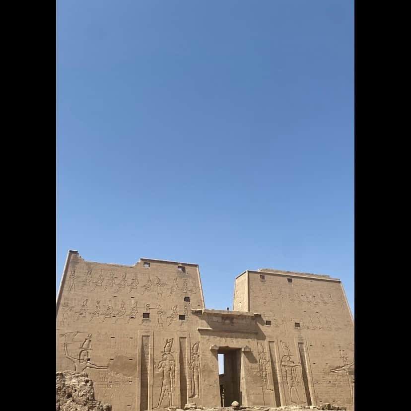 ダンドイ舞莉花のインスタグラム：「2年9ヶ月。  1年4ヶ月。  エジプトの空は真っ青だよ。  太陽もぴっかぴかだよ。  エドフ神殿の上に広がる綺麗な青空。  2000年以上前に建てられた神殿がこうして残ってるのがすごい！  きっと2000年後も？！  そしてナイル川では、馬がお風呂タイムしてたり🐎😂  マーケットですれ違う色んな人たちが皆、 Hello!! って笑顔で挨拶してくれて。  世界は広くて、無限で、愛に溢れてるんだなぁと、すごく感じる日々。  🌸🐎」