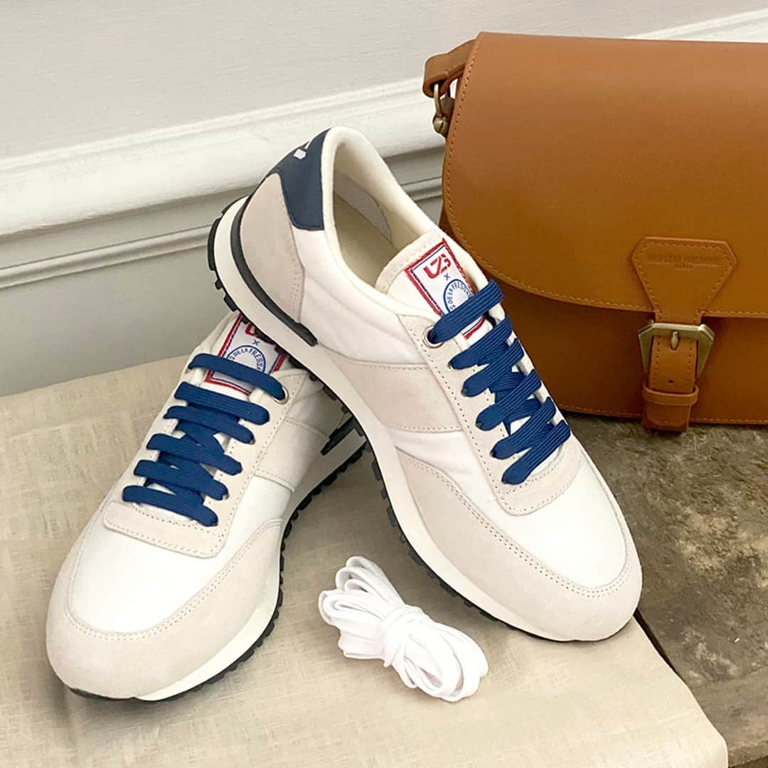 イネスドゥラフレサンジュのインスタグラム：「👟 LES NOUVELLES SNEAKERS UZS X INES DE LA FRESSANGE PARIS Découvrez en exclusivité les nouveaux modèles de sneakers en collaboration avec UZS ! Un modèle iconique et intemporel, en toile et cuir, qui vient de subtilement évoluer. Toujours aussi confortable et élégante, une basket sobre ou colorée selon la version, merveilleusement chic et facile à porter, aussi bien par les femmes que par les hommes. Petite touche supplémentaire: chaque paire est livrée avec plusieurs lacets de couleurs différentes, pour diversifier ses looks. UZS utilise le plus possible des matières éco responsables et s'entoure de fournisseurs attentifs et impliqués à réduire leur impact environnemental tout au long du processus de fabrication des toiles utilisées ou du tannage des cuirs et peaux. - 👟 THE NEW UZS X INES DE LA FRESSANGE PARIS SNEAKERS The House of Ines de la Fressange Paris has revisited this season the new model of the brand UZS. An iconic and timeless model, in canvas and leather, which has just subtly evolved.  Always as comfortable and elegant, a sober or colored sneaker according to the version, wonderfully chic and easy to wear, as well by women as by men. A little extra touch: each pair comes with several laces of different colors, to diversify its looks. UZS uses as much as possible eco-responsible materials and surrounds itself with suppliers who are attentive and involved in reducing their environmental impact throughout the manufacturing process of the canvas used or the tanning of the leather and hides.  #inesdelafressange #inesdelafressangeparis #girlsinines #paris #parisianchic #parisianstyle #sneakers」