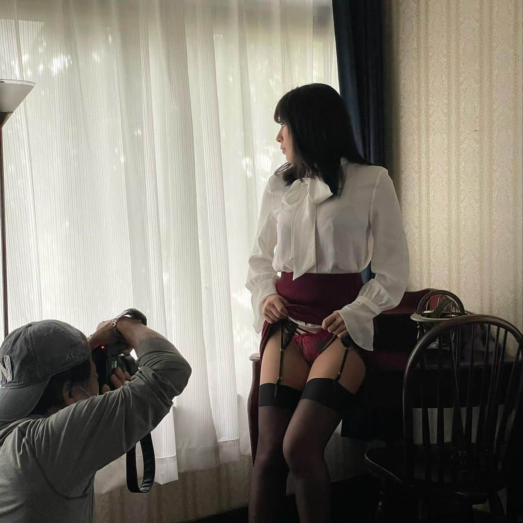 金子智美さんのインスタグラム写真 - (金子智美Instagram)「⁡ 発売中の『週刊大衆』表紙と撮り下ろしグラビアを 掲載して頂いております💗 ⁡ みんなのおかげで2回目の登場です✌️✨ 撮り下ろしグラビアは大人のエロさたっぷりな 内容となっております💋✨ ⁡ 今回もアンケートの推し活、忘れずによろしく お願いします🥹🙏🏻✨ ⁡ ⁡ ✰✰✰✰✰✰✰✰✰✰✰✰✰✰✰✰✰✰✰✰✰✰ ⁡ ⁡ Fantia 【金子のえっちなお部屋】🏠💋✨ https://fantia.jp/fanclubs/372300 ⁡ 📀20th DVD 『絶頂〜快楽に溺れた女〜』 https://idol-gakuen.jp/item/93271/ 配信もあるよ！😙 ⁡ 📀19th DVD 『純愛』発売中💓 https://www.dmm.co.jp/mono/dvd/-/detail/=/cid=oae224/ ⁡ ⁡ 🗓金子智美 2023年 壁掛けカレンダー (トライエックス) ⏩https://amzn.to/3q58w3n ⁡ ⁡ 📚写真集『美しい人』 (講談社【FRIDAY】)より✨🎊 重版しました！ありがとうございます🙇🏻‍♀️🙇🏻‍♀️ ⁡ 【Amazon】amzn.to/3jsx6Yf 【楽天】bit.ly/3CpWeY0 【セブン】bit.ly/3rZqynu 【HMV】bit.ly/2TYRfMN ⁡ 『美しい人』デジタル写真集が配信開始され ました！！💓 ⬇️ http://www.amazon.co.jp/dp/B0B213BWPP ⁡ ⁡ #金子智美 #撮影会 #インスタグラビア  #selfie #me #i #自拍 #selfies #tbt #follow #swag #扎心了#followme #like #tokyo #japan #selfie #f4f #ootd #photo  #l4l #instagood #맞팔 #tagsforlikes #몸스타그램 #东京 　#18禁グラドル  #グラビア　#sexylook #美body #週刊大衆」4月18日 23時22分 - kanesato1222