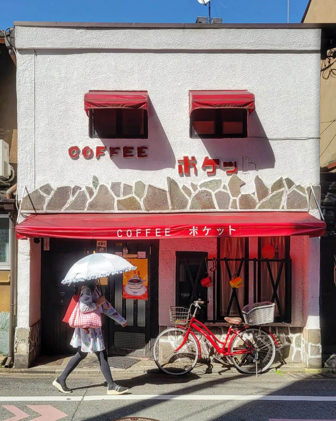 CAFE-STAGRAMMERさんのインスタグラム写真 - (CAFE-STAGRAMMERInstagram)「A coffee shop with a very impressive appearance, right? ポケットのなか、空っぽですか♪  #京都 #烏丸御池 #☕ #京都カフェ #烏丸御池カフェ #喫茶店 #京都喫茶店 #COFFEEポケット #cafetyo #kyotocafe #kyoto #kyotojapan #カフェ #cafe #咖啡店 #咖啡廳 #咖啡 #카페 #คาเฟ่ #Kafe #カフェ巡り #coffeeaddict #カフェ部 #cafehopping #coffeelover #カフェスタグラム #instacoffee #instacafe #京都カフェ部 #sharingaworldofshops」4月18日 23時22分 - cafetyo