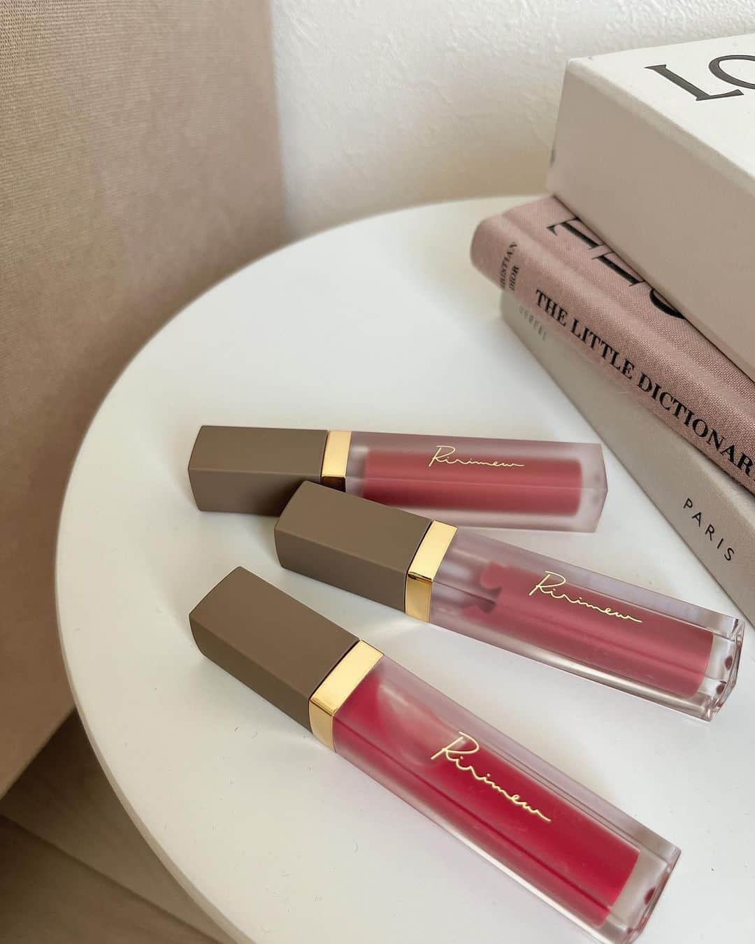 SHIHORINのインスタグラム：「𓂃   New cosme review♡ˎˊ˗   Ririmew ( @ririmew_official )から 人気のティントリップに新色が追加されます💄♡  ✔︎リリミュウ センシュアルフィックスティント  1,870円(税込) ・追加色「06 ピンクバター」🧈💕 →ピンクバターはローズピンクカラー🌹 肌馴染みがよくて大人っぽい印象に♡ 高発色だからティッシュオフするとちょうど良い♡ 色持ちよくて最高◎  4月21日にはセンシュアルフィックスティント 既存カラーの再販もあるみたいです♡  新シリーズのシアータイプ💋 ✔︎ミューテッドシアーティント  1,870円(税込)  「01 パピーレッド」と「02 ピンクフォンデュ」の2カラー  みずみずしい透け発色が本当に可愛い🥺♡ パピーレッドはナチュラルで健康的なシアーレッド❤️ 顔色がぱっと明るく見える👶🏻  ピンクフォンデュは1番ナチュラルで 肌に馴染むピンクベージュって感じかな💕  リリミュウのティントは本当に色持ちよくて、 保湿力あるのにベタつかず、 さらっと軽い塗り心地なところ大好き🫶🏻  今回のカラーも全部可愛くて天才😽 さすがさっしー🥺💋  この春夏リピ確定ですっ🌷🫶🏻  4月21日から公式ECサイト・ロフト・ プラザ・＠cosmeTOKYOで発売開始です🛒💕 (※一部店舗除く)  #Ririmew#リリミュウ#PR#新作コスメ#コスメレポ#リップレポ#センシュアルフィックスティント#ミューテッドシアーティント #ティント#ティントレポ#リップティント#リップマニア#さっしーコスメ」