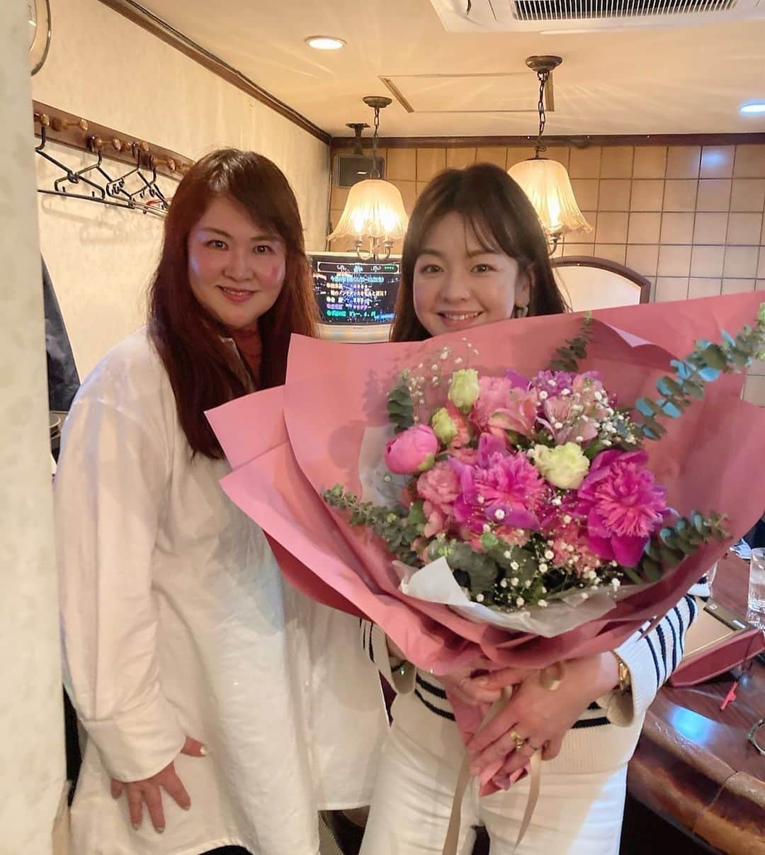 上田祥子さんのインスタグラム写真 - (上田祥子Instagram)「この方との出会い、益々感謝の思いで一杯✨ お祝いに、美しい花束頂きました。 #昭和なスナック @katsura_ju 矢野さんいつもありがとうございます♪」4月18日 23時23分 - uedasachikoinsta