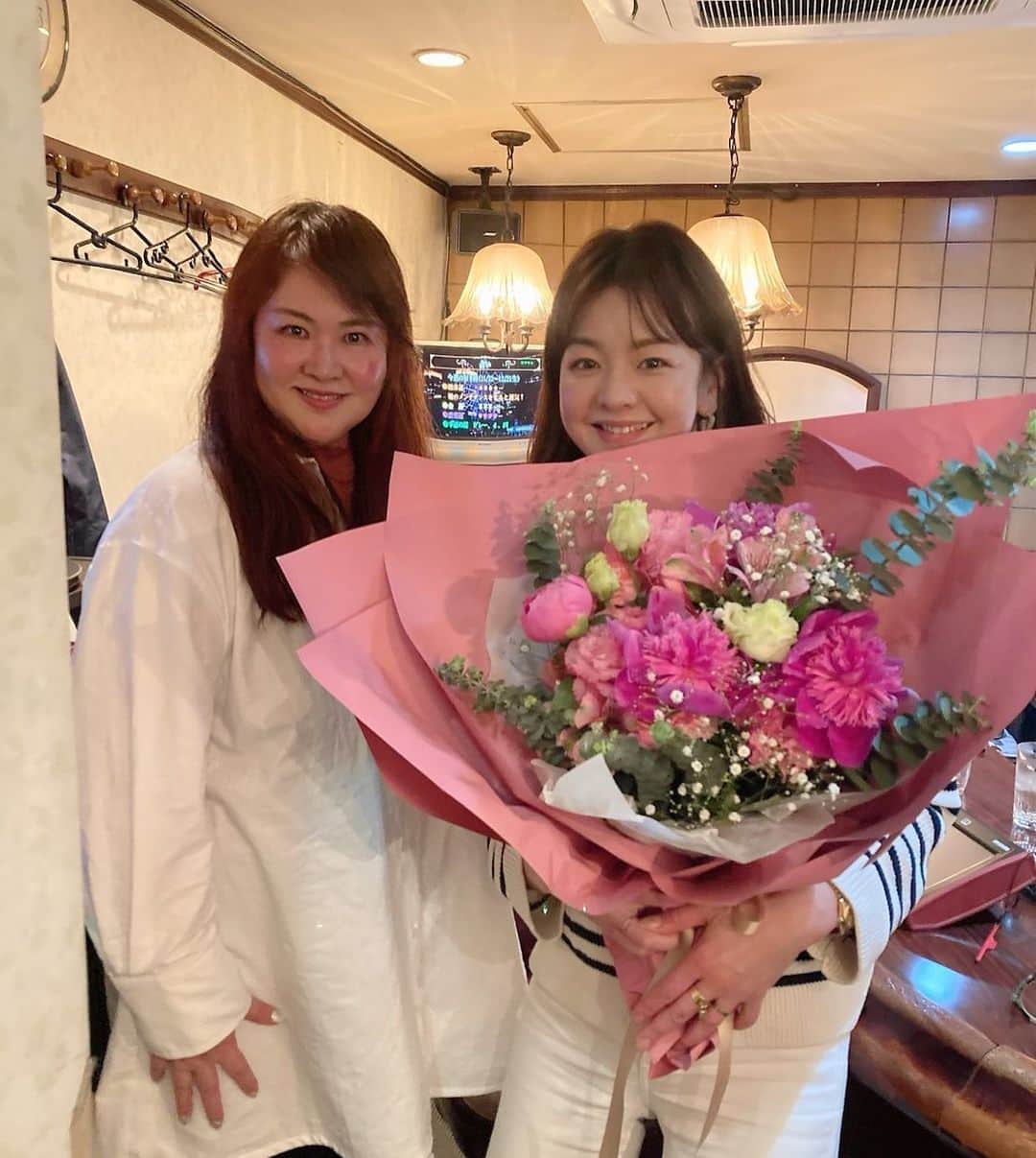 のインスタグラム：「この方との出会い、益々感謝の思いで一杯✨ お祝いに、美しい花束頂きました。 #昭和なスナック @katsura_ju 矢野さんいつもありがとうございます♪」