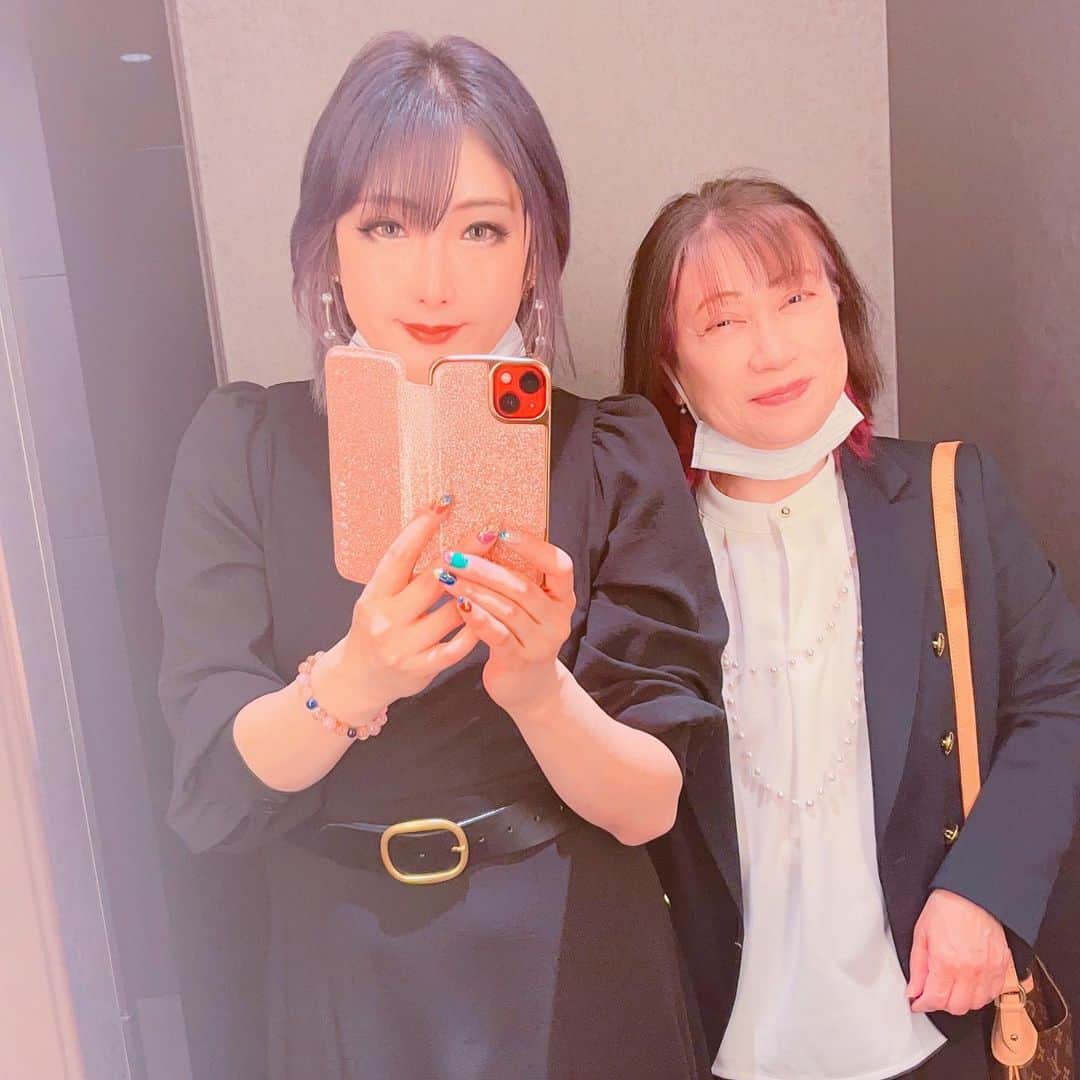 真琴さんのインスタグラム写真 - (真琴Instagram)「She is not my mom...!!」4月18日 23時25分 - makochan926