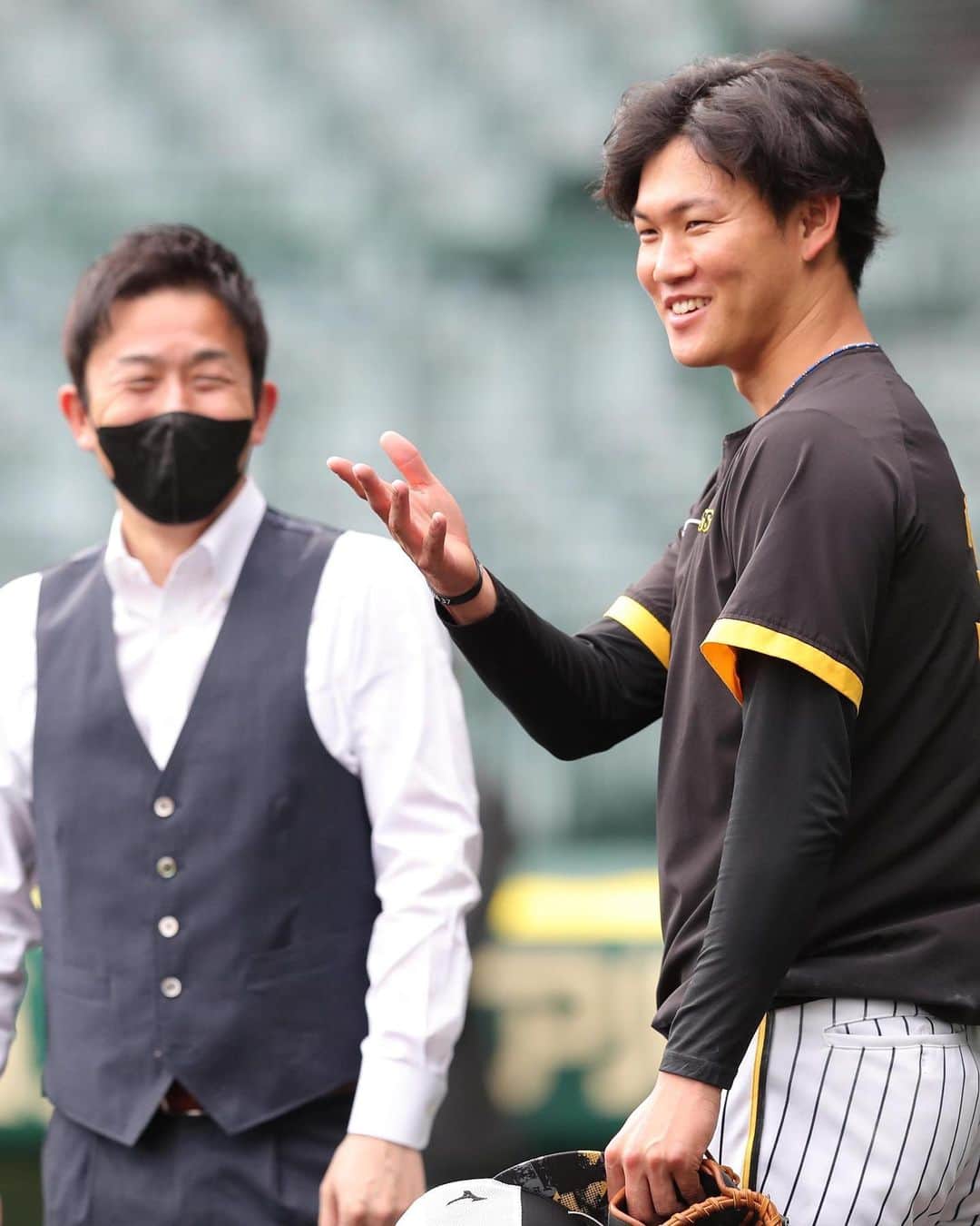 及川雅貴さんのインスタグラム写真 - (及川雅貴Instagram)「本日4月18日。 22歳になりました🙇‍♂️ たくさんのメッセージありがとうございます🙇‍♂️  21歳の年となった昨年も様々なことがあり、たくさんの経験をしました。とても苦しくて辛くて悔しい1年でした。それも人生経験の1つとして成長の糧とし、1月から様々な方々のサポートもありながら練習に取り組みました。そこから順調に状態も上がっていき、本日一軍合流となりました。 合流初日となった本日の試合は登板こそありませんでしたが、サヨナラ勝利🎉 自分もチームの勝利に貢献できるよう取り組んでいきます！！  そして、投稿の2枚目になりますが、試合前の練習の際に、やっとの思いで赤星さんにご挨拶することができました😭 実は、7年程前の中学3年生の冬。あるテレビの取材で自分の地元まで赤星さんが取材に来てくださっていました！ 何度かご挨拶ができるチャンスがありながらも、なかなかタイミングが合わずにいたので、やっとご挨拶ができてよかったです！赤星さんも覚えてくださっていてとても嬉しかったです！！ そんな1日でした😎  22歳になった自分にも、変わらずの暖かいご声援よろしくお願いします🙇‍♂️  #阪神  #タイガース  #阪神タイガース  #37」4月18日 23時32分 - oyogram.0418