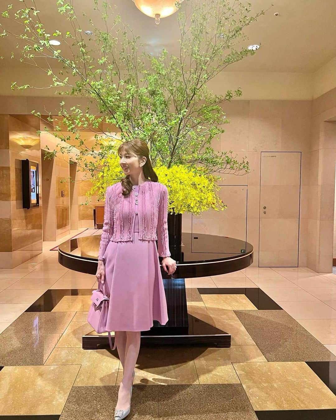 のインスタグラム：「この4月にリニューアルされる クリニックの プレゼンテーションに ご招待頂きました。 ファッション界、 美容界の方々がこんなに一同に 会するとは！  東京・青山 MET BEAUTY CLINIC @met_beauty_clinic  婦人科のドクターである 福山千代子先生が院長に 就かれ 〈フェムテック〉婦人科 〈スキン〉皮膚科 そして 〈メディテーション〉の3本軸で、 本質的なウェルエイジングを サポートして下さるそうです。  ウェルエイジング= 自分を整える  私は、日本に数台のみの メディテーションベッドに 挑戦したい！と思っています。 20分、その上に横になるだけで、 瞑想時と同じくらい周波数を感じる事が出来るそうです。 責任世代になったからこそ、 自分の判断力や直感に 磨きをかけなくちゃ！！  会場の素晴らしいお花は 竹田浩子さんによる デザイン。 @hirokotakeda1011   #リッツカールトン東京 #メットビューティークリニック #ウェルエイジング #桜十字 #ステディスタディ」
