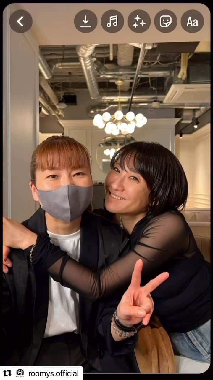 風間ゆみえのインスタグラム：「ROOMYSイベント  メンバーの皆さま、動画アップされていますので、春夏に向けた旬の顔、肌の質感にメイクも着替えましょ♡  p.s... メイク中気持ち良くて眠ってしまって😅大変失礼いたしました🙏  現地参加メンバーも全員.抜け感がでて、面接に受かる(笑"顔になりましたね🤭 #Repost @roomys.official with @use.repost ・・・ ヘア&メイクアップアーティスト 菊地美香子さんに最旬メイクを教えて頂きました！   ショーでのメイクトレンドから、実際に取り入れるためのテクニック、最新の肌づくり、プチプラコスメの底力… 今回もたくさんのアップデート！みんな必死にメモ✍️ #ポイントはマスカラ #太眉は終わったらしい  ホスピタリティ溢れる美香子さん、現地参加のメンバーもひとりひとり丁寧にタッチアップして頂きました✨#贅沢すぎる😭  何か新しいことを始めたくなったり、 どこかに行きたくなったり 心も元気になるメイクの魔法✨  美香子さん、アシスタントの皆様 本当にありがとうございました！！  #ゆみえのおしゃれごと #special_education_with _y #菊地美香子さん #かわいいはつくれる #キャンメイクトーキョー #言いたい #ゆみえさんは #ブルピン 参戦につき #トレンドの #つけぼくろも #キャワイイ」