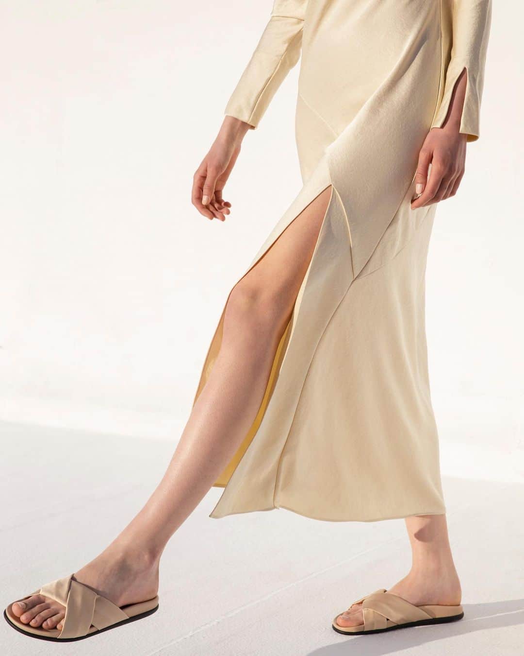 のインスタグラム：「Stepping into Spring in our new Whitney footbed sandal 🤎  📷 @yannisbournias  👗 @lazarostzovaras   #Ancientgreeksandals #AGS #handmadeingreece #comfortsole #greece」