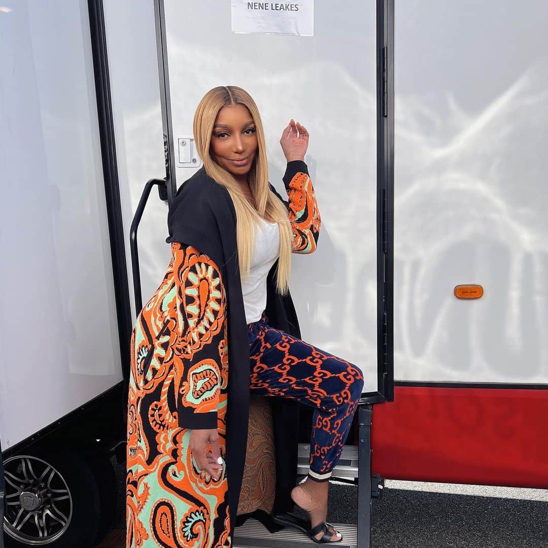 ネネ・リークスのインスタグラム：「SWIPE: Set Life! Let’s talk about it later Okurrr」
