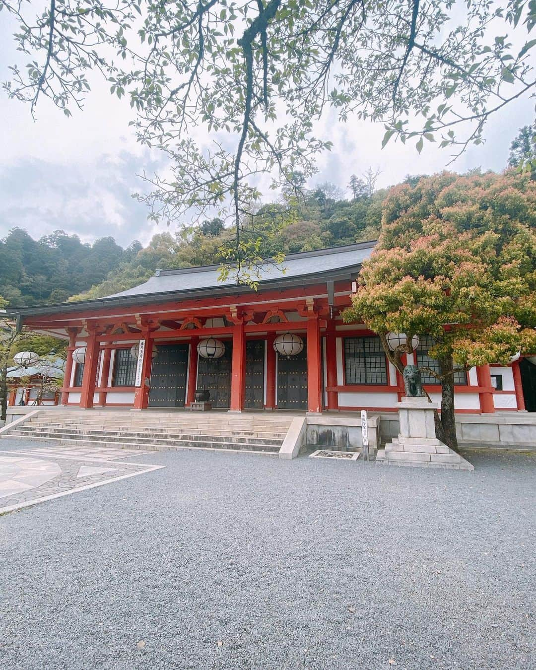 内田滋のインスタグラム：「【鞍馬寺】  今や打ち合わせはオンラインでいくらでも出来ちゃうから、どこでも行けるね。  という事で弾丸で鞍馬いってきました。  zoomを京都のcafeでやって、鞍馬山登り始めたのが15:30。 鞍馬寺閉まるギリギリに参拝できた。  KANGEKI XRがようやく具体的になってきてて、ローンチが迫ってきてます。  その祈願も込めて。  色々とありすぎて全部皆さんに聞いてほしいので、どんどん書いていきたい。  書けるかどうかはわからんけどw  #鞍馬寺 #KANGEKI XR #京都 #カンゲキエクスアール #舞台配信」