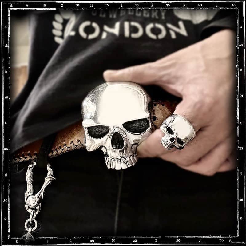 クレイジーピッグのインスタグラム：「A moment for our Evil Skull Rings. Originally designed and carved by Armand Serra in 1983 and worn by notable musicians in the Rock Industry.  As well as four different sizes of skull ring, we have the bracelet, pendant and even belt buckle! 👊🏼💀 DM any questions! • • • • • #crazypigdesigns #london #silverring #925silver #silverjewellery #handmade #rockandroll #heavymetal #gothic #skulls #skullfashion #gemstone #coventgarden #evilskull #skullring #skulljewellery」