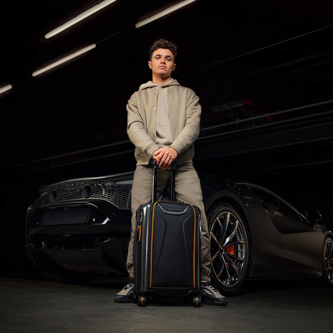 トゥミのインスタグラム：「Luggage designed to keep up with wherever tomorrow takes you.  #TUMI」