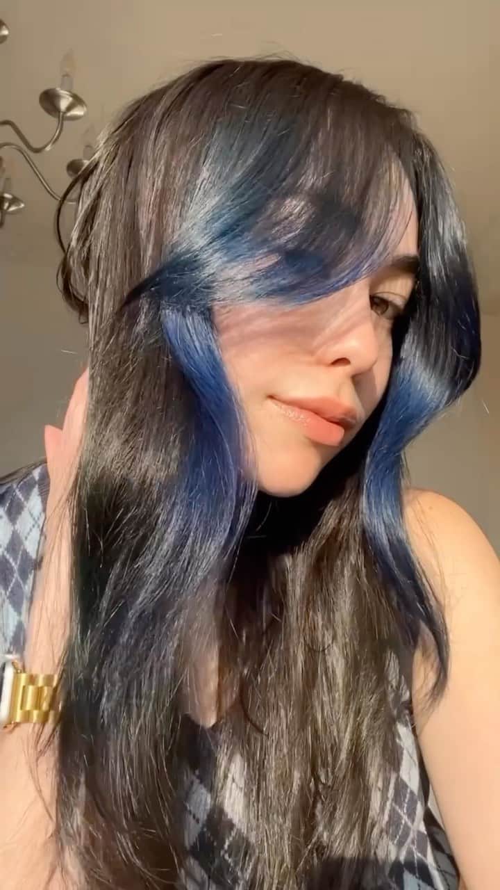 Revlonのインスタグラム：「Bold hair with a side of self-care 💙 @jazlmao brightens up her money pieces with #ColorSilk Digitones  Want to switch things up this festival szn? #MakeYourMove and tap to shop!」