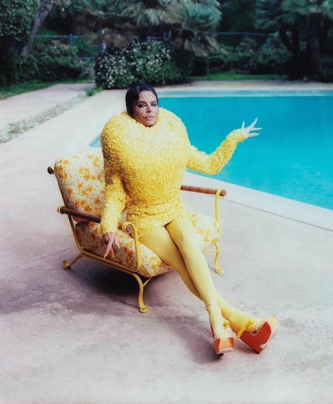リサ・リナのインスタグラム：「Repost from @papermagazine THE RINNAISSANCE IS IMMINENT 🍋  @lisarinna is in a state of constant evolution. Throughout her career navigating fame, family, and The Real Housewives of Beverly Hills, Rinna has established herself as an icon in multiple arenas.  However, there is no great secret behind Rinna’s ability to move seamlessly through every corner of pop culture – she’s just following her instincts toward happiness. “I think as long as I keep saying ‘yes’ to the universe, good stuff just keeps appearing.”  More looks with @lisarinna at the #linkinbio…  photography @katebiel  styling @danyulbrown hair @kikihaircutter makeup @manthony783  nails @lilflowernails set design @paidfollower001  producer @siyabahal prod manager @brohemiaraspberry  editor-in-chief @justintmoran  editorial producer @trashfengshui interview @mattdwille」