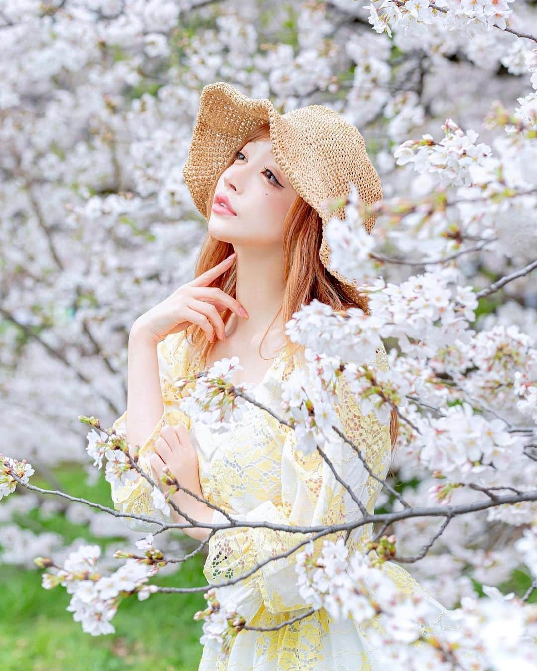 真優川咲のインスタグラム：「#🌸#👒#💛 #美意識強化月間 ✨🌸🌸🌸  【 @marianne_eyelash 】で#パリジェンヌ からの #LEDマツエク で#美まつ毛 にしてもらって👁💗  #tclinic 【 @tclinic_shinjuku】で #肩ボトックス と#ポテンツァ して頂きました💗  ⬆️２つとも大好きなメニューで定期的に通ってます☺️💗  小顔系は 【@tclinic_sagara 】相良先生がいつも 親身に相談きいてくれて優しくて神業で癒される☺️✨  来月人生最大の行事があるので🥺 それまでになんとかダイエットもして 綺麗になりたいと思います💪🏻🥰✨ #Love #happy #blossom #美容day 💋🌸」