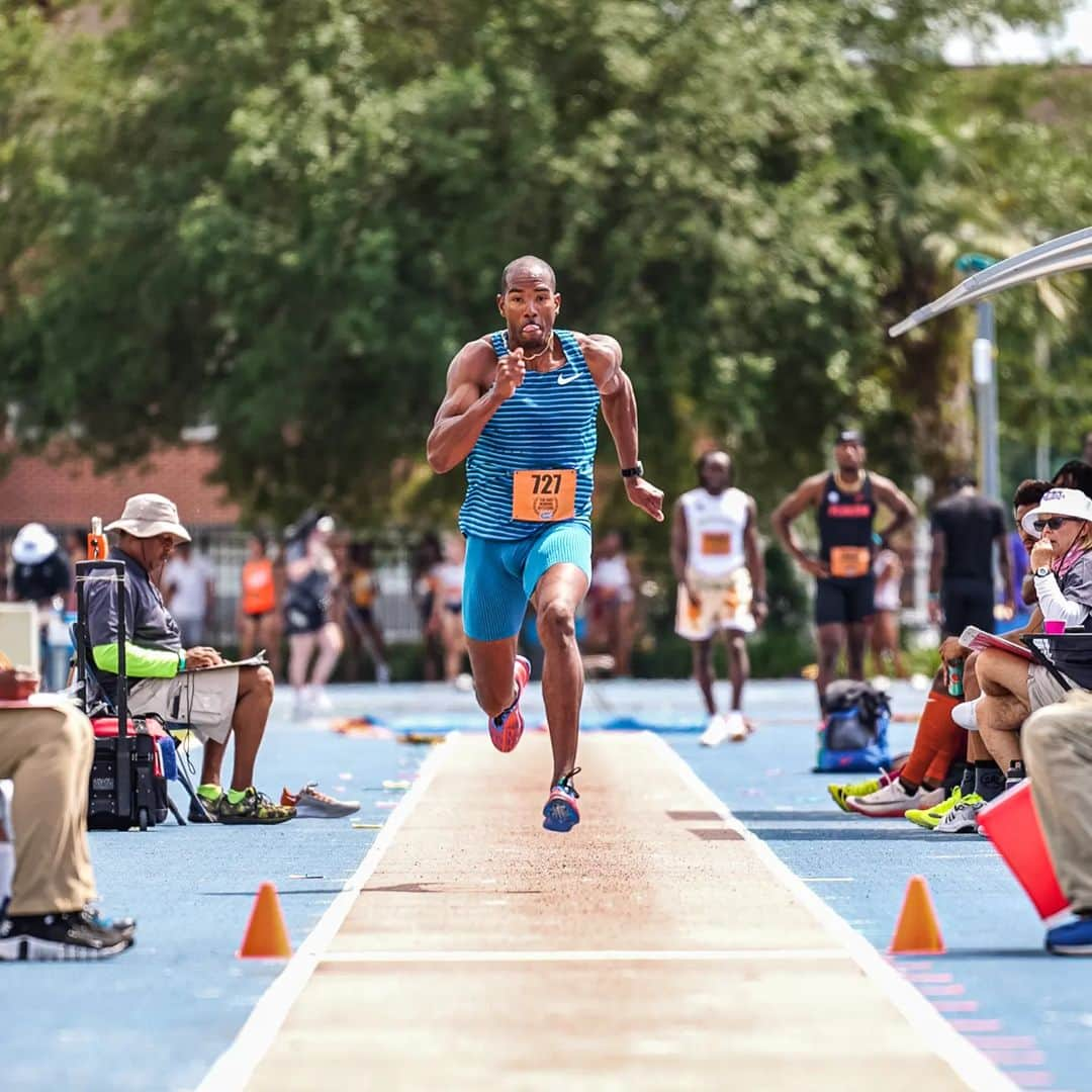 クリスチャン・テイラーのインスタグラム：「"Don't let the highs get you too high or the lows get you too low." @lancebrauman  Shoutout to @supermansands who got this competition going.😡 Thank you @gatorstf , @npeter550 and @headgatortrk for helping me get back on the right track. Let's go @beate_taylor !!  ° 1 Peter 5🙏🏾 ° Photo credit @alexandtrack」