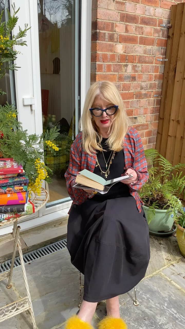ValGarlandのインスタグラム：「Reading The Room 📚📚📚📚  After the Party by Cressida Connolly #ValsBookClub」
